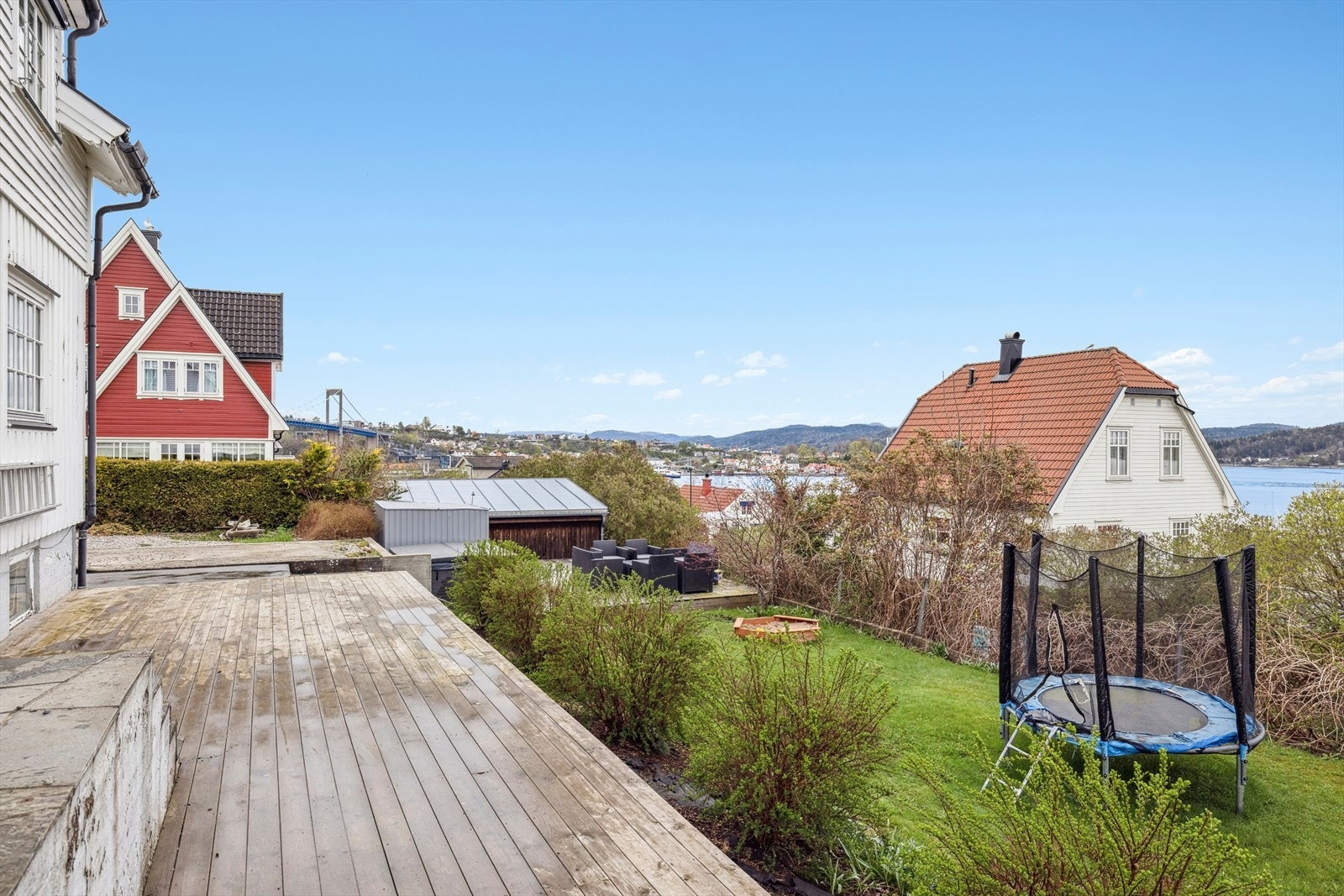 Familievennlig uteområdet med terrasse og hage. Galleribilde