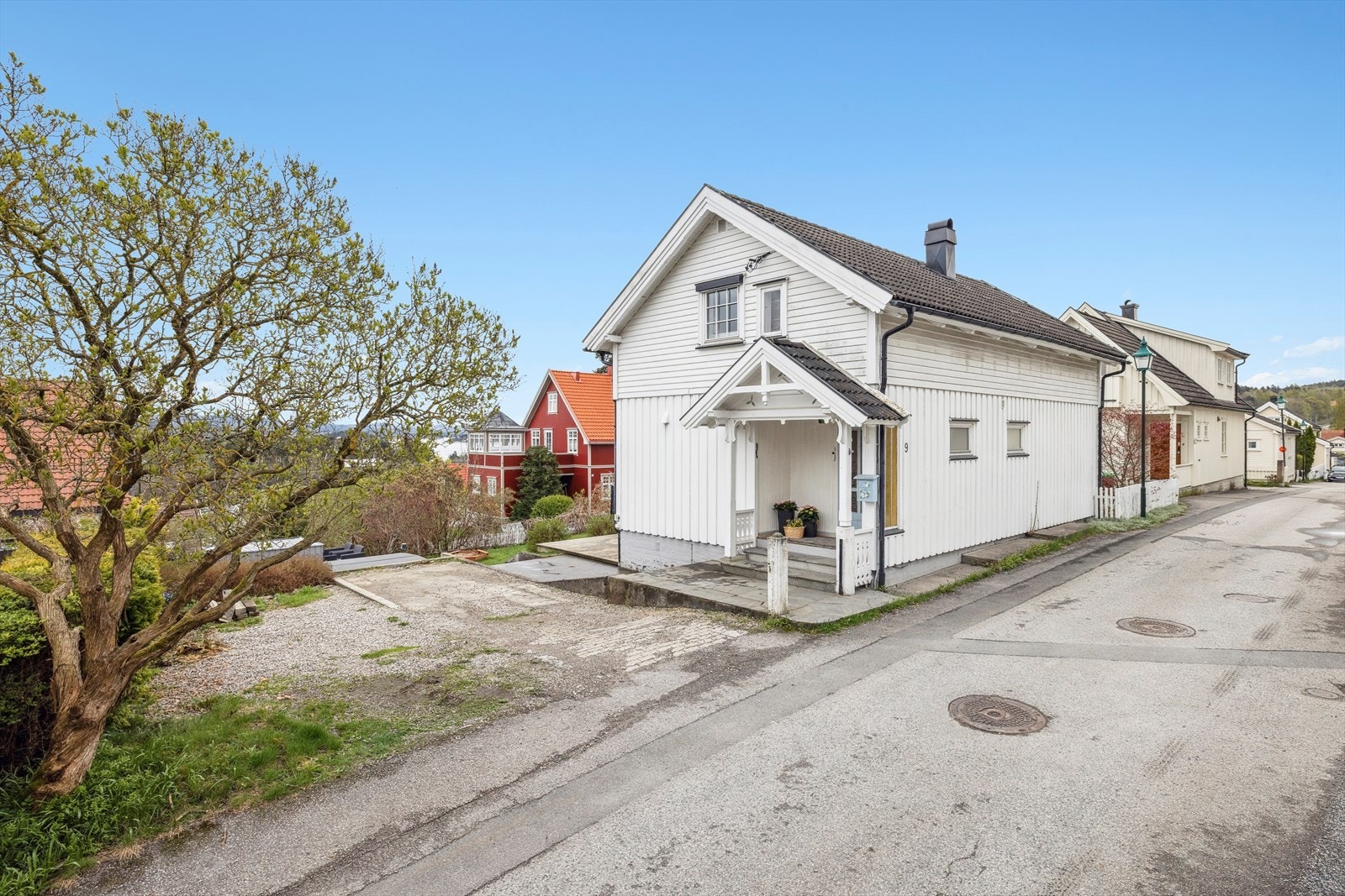 Eiendommen har en sentral og barnevennlig beliggenhet på Stathelle, med kort vei til skole, barnehage og en rekke praktiske fasiliteter Galleribilde