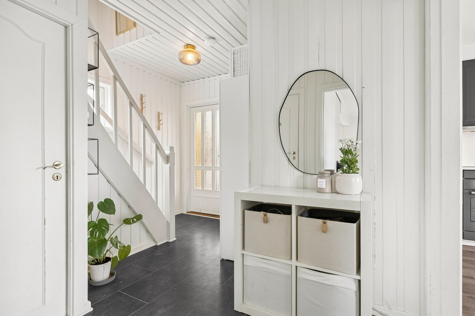 Funksjonell entré med god plass til å henge opp yttertøy og sette fra seg sko Galleribilde