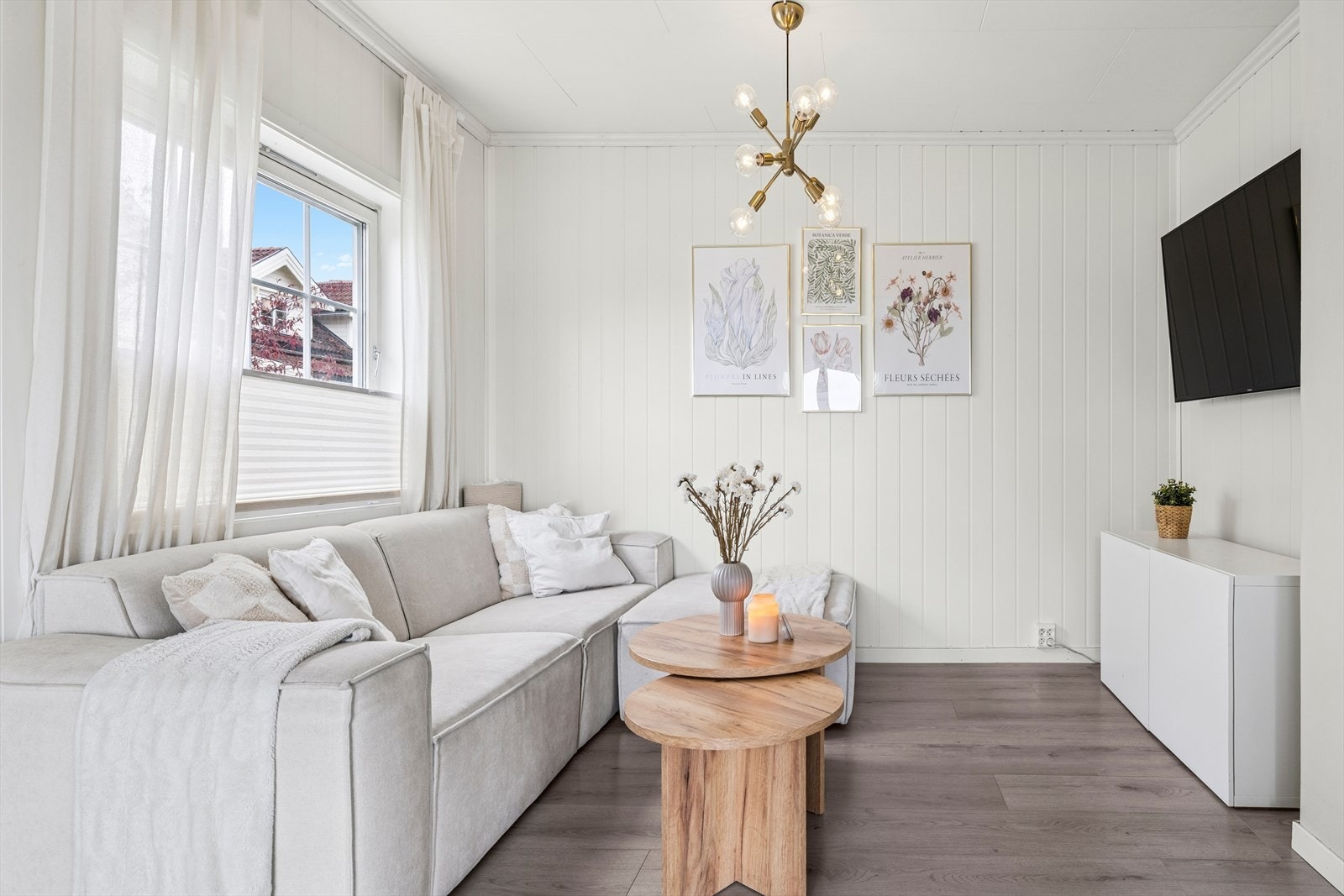 En lys og moderne stue med komfortabel innredning. Galleribilde