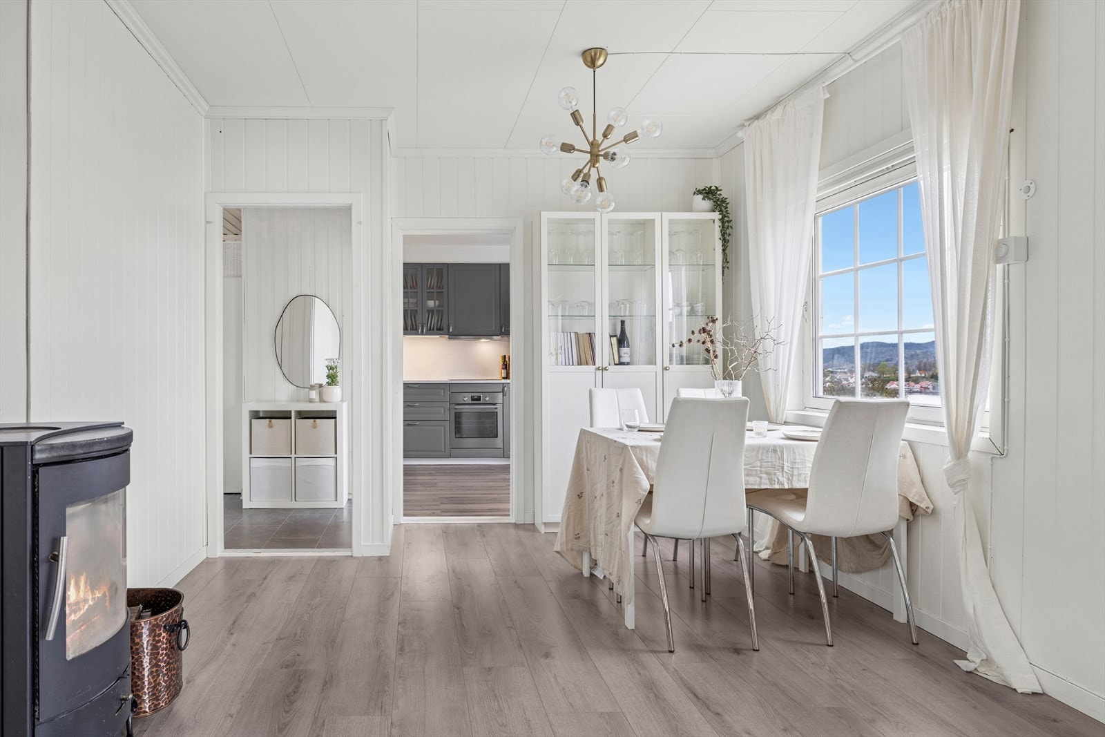 Lys og innbydende spisestue med stort vindu som slipper inn mye naturlig lys. Galleribilde