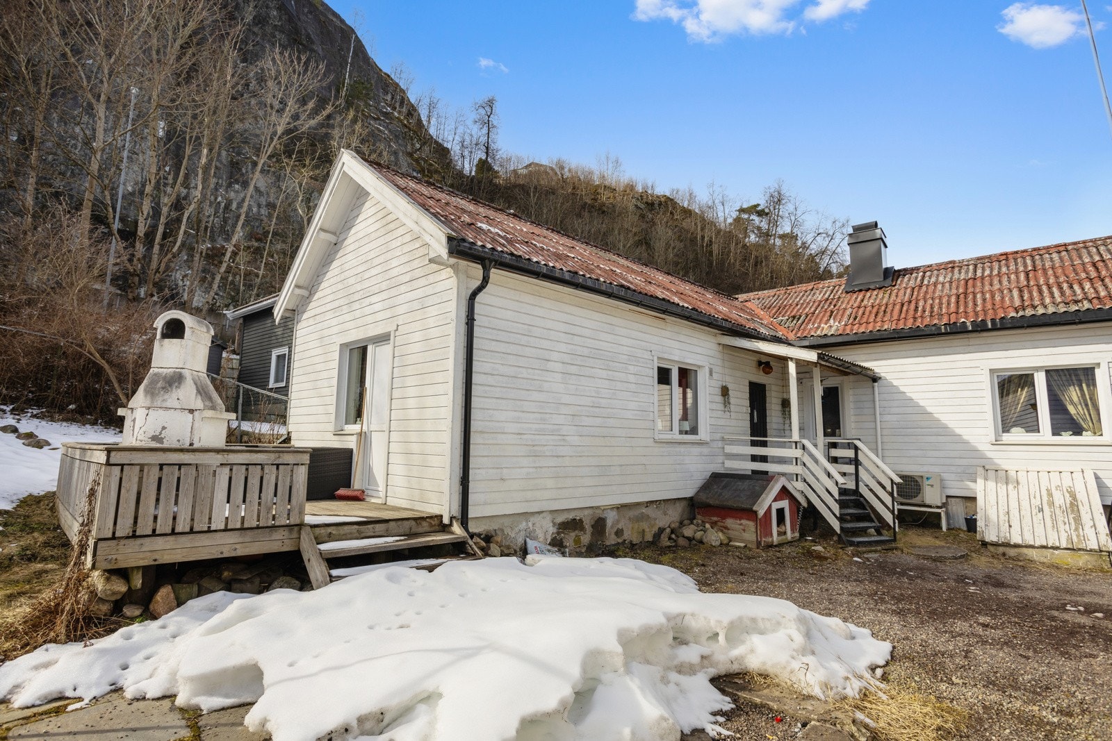 Enebolig med alt på én flate. To terrasser ute, hage og garasje. Galleribilde