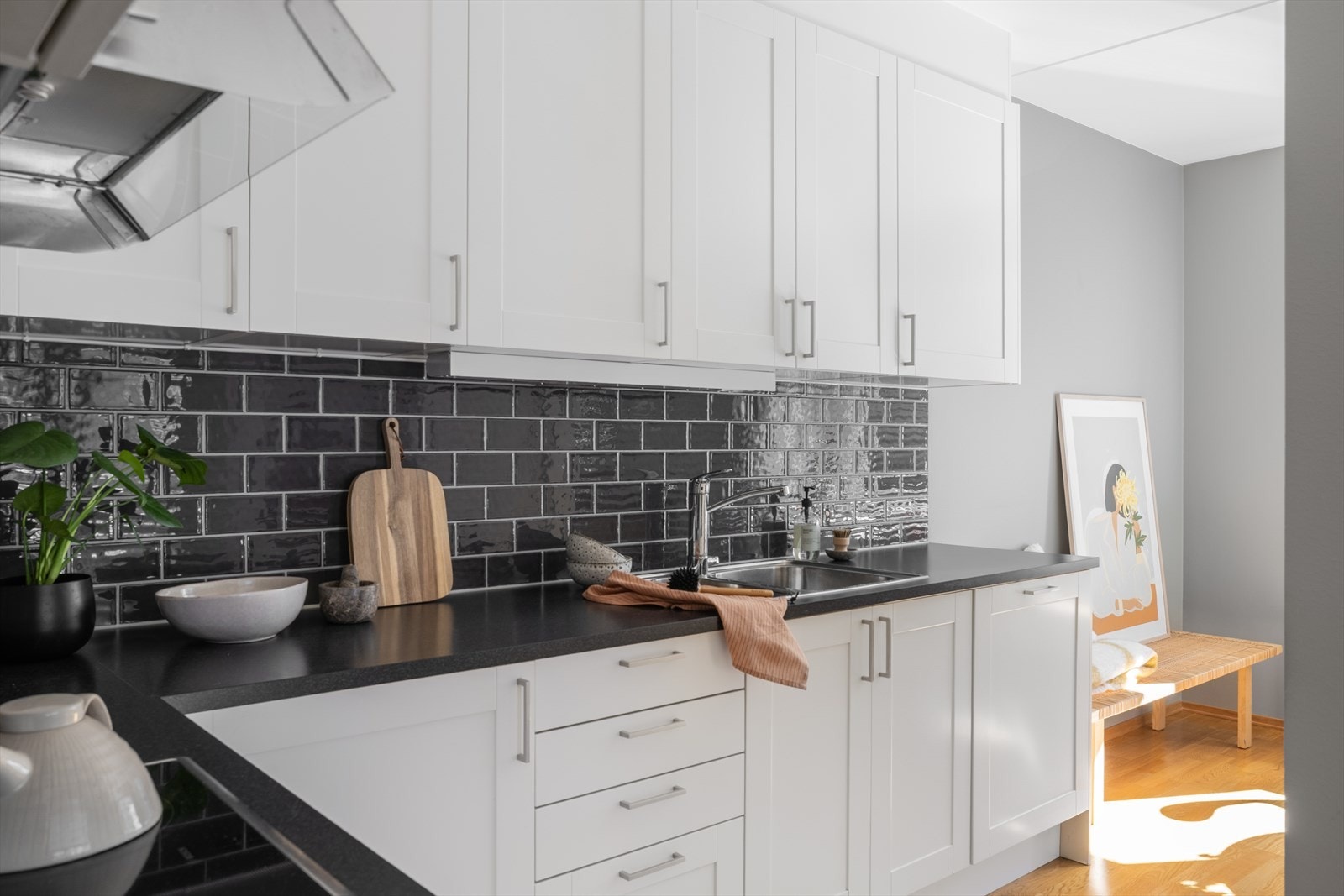 - Innredningen oppleves velholdt og byr på godt med skap- og benkeplass - Galleribilde