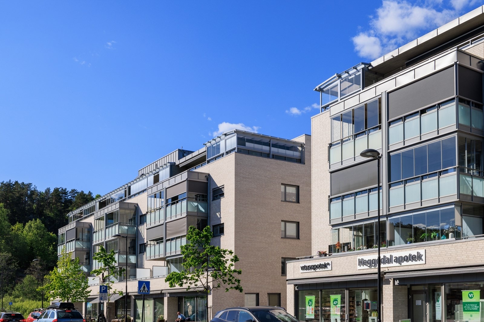 - Boligen ligger midt i Heggedal sentrum med gangavstand til "alle" fasiliteter - Galleribilde