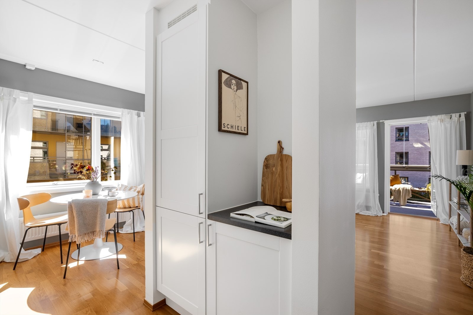 - Kjøl- og fryseskap plassert i praktisk nisje som kan tas ned om ønskelig - Galleribilde