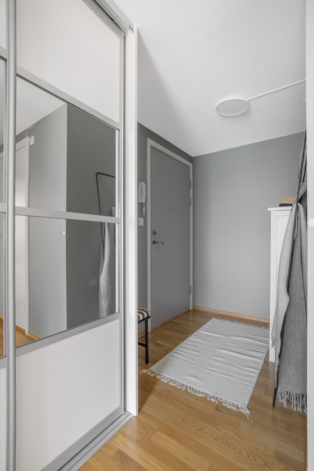 - Du ønskes velkommen i en romslig og praktisk entré - Galleribilde