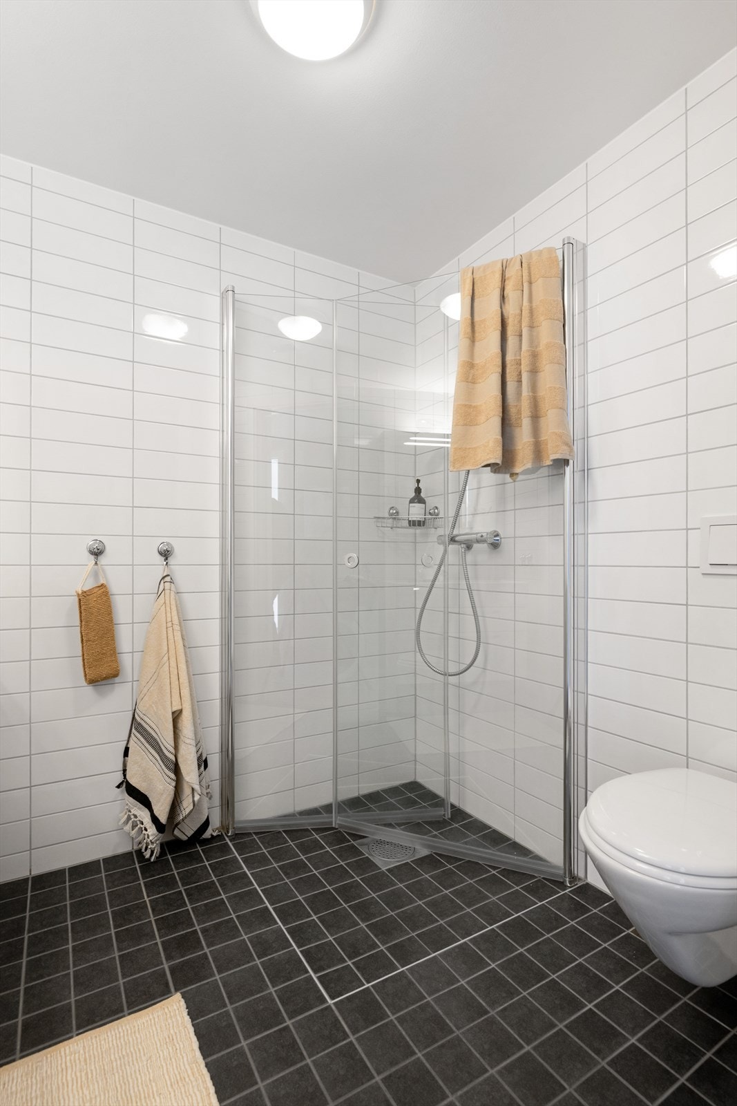 - Det er elektriske varmekabler i gulv og varmtvann er inkludert i felleskostnadene - Galleribilde