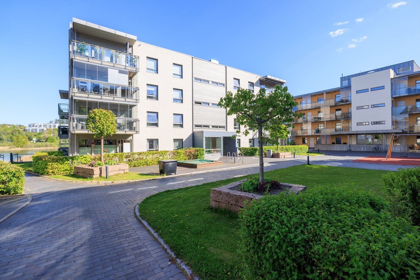 - Pent opparbeidet uteområde med sittegrupper, sykkelstativ og en liten lekeplass - Galleribilde