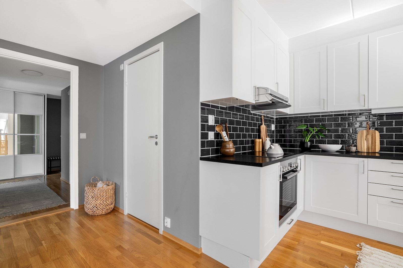 - Bakenfor kjøkkenet har du tilgang til en praktisk innvendig bod på ca. 3 kvm - Galleribilde