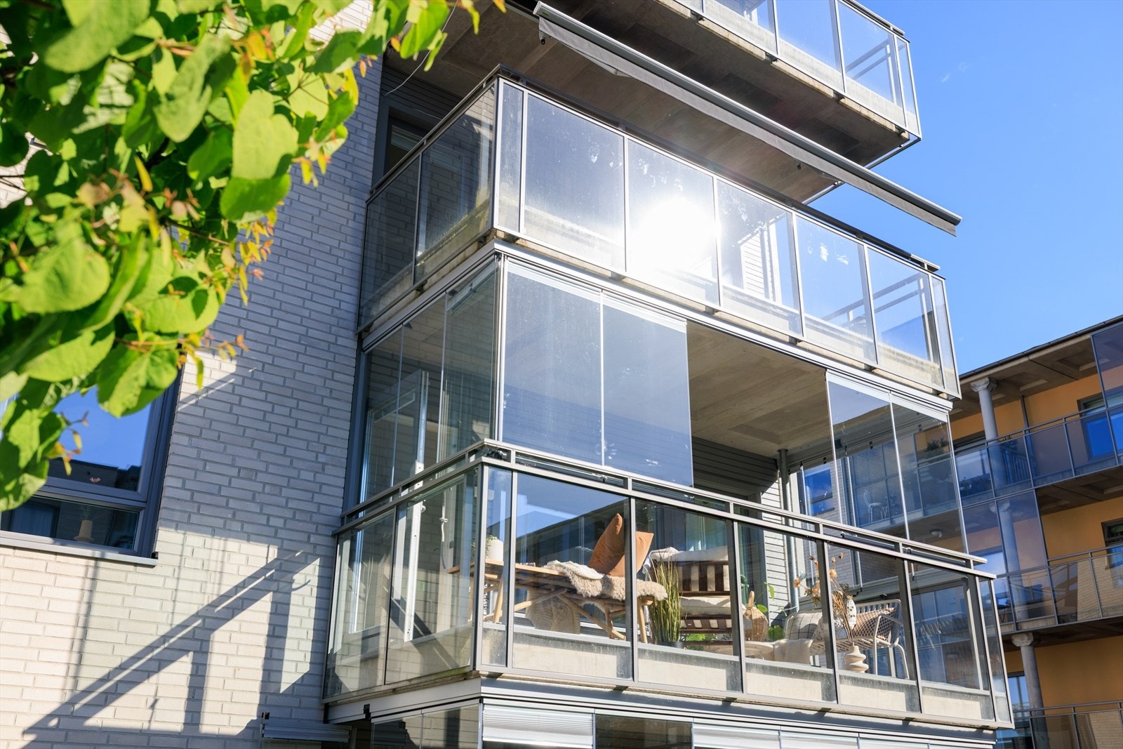 - Boligen ligger i indre gård, skjermet fra biltrafikk og forbipasserende - Galleribilde