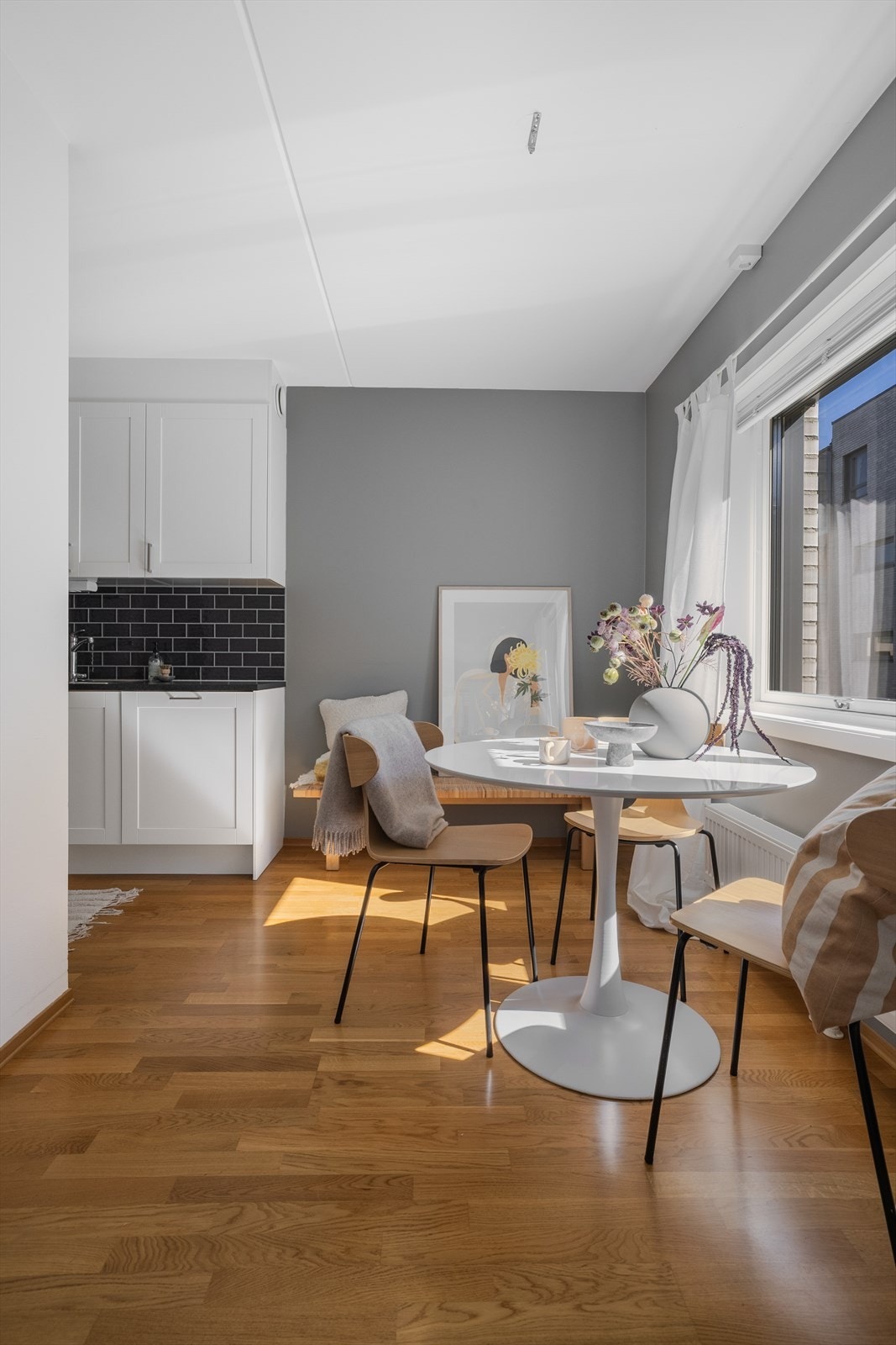 - Det er plass til et større spisebord om ønskelig - Galleribilde