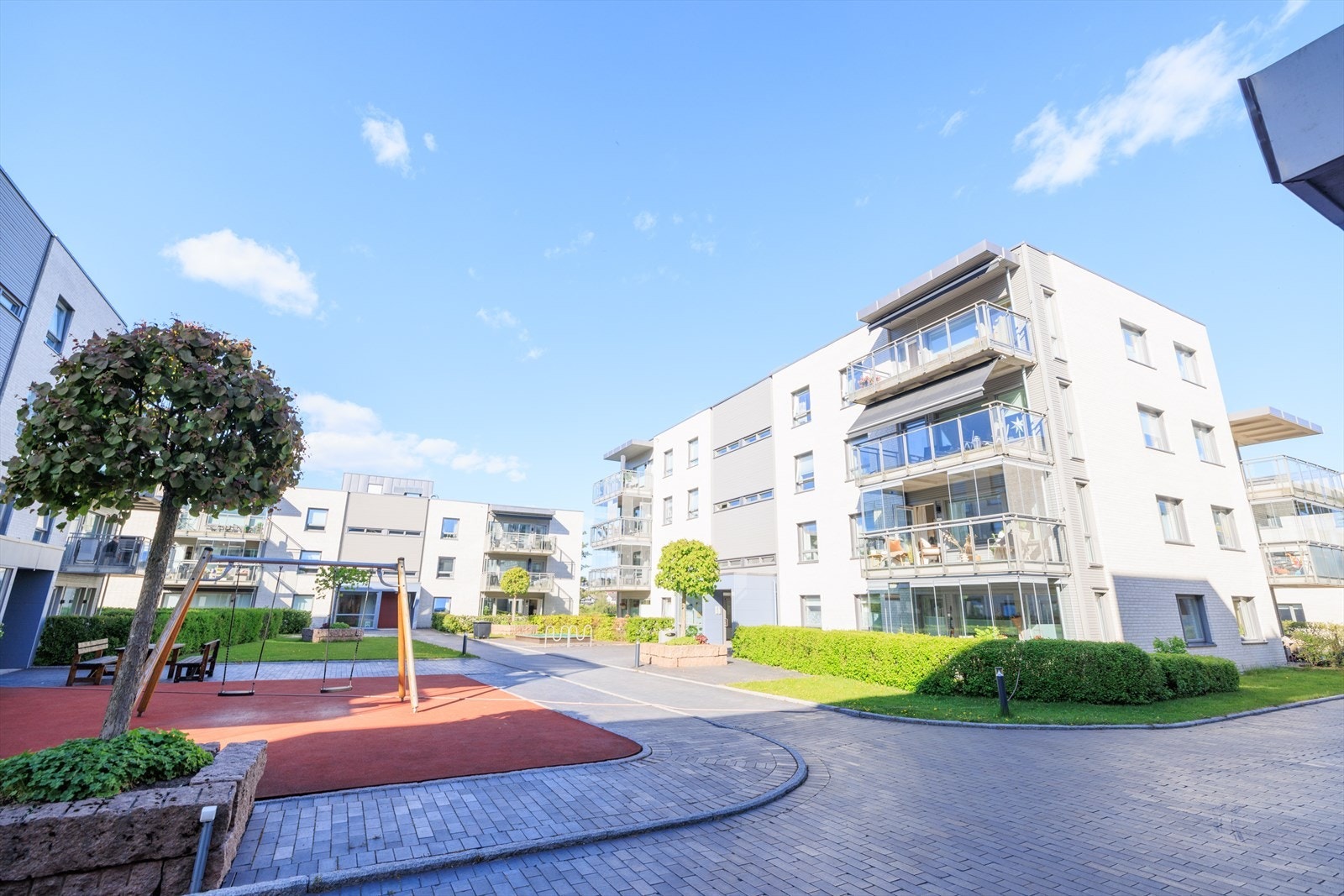 - Bygget ligger i indre gård godt skjermet fra både biltrafikk og forbipasserende - Galleribilde