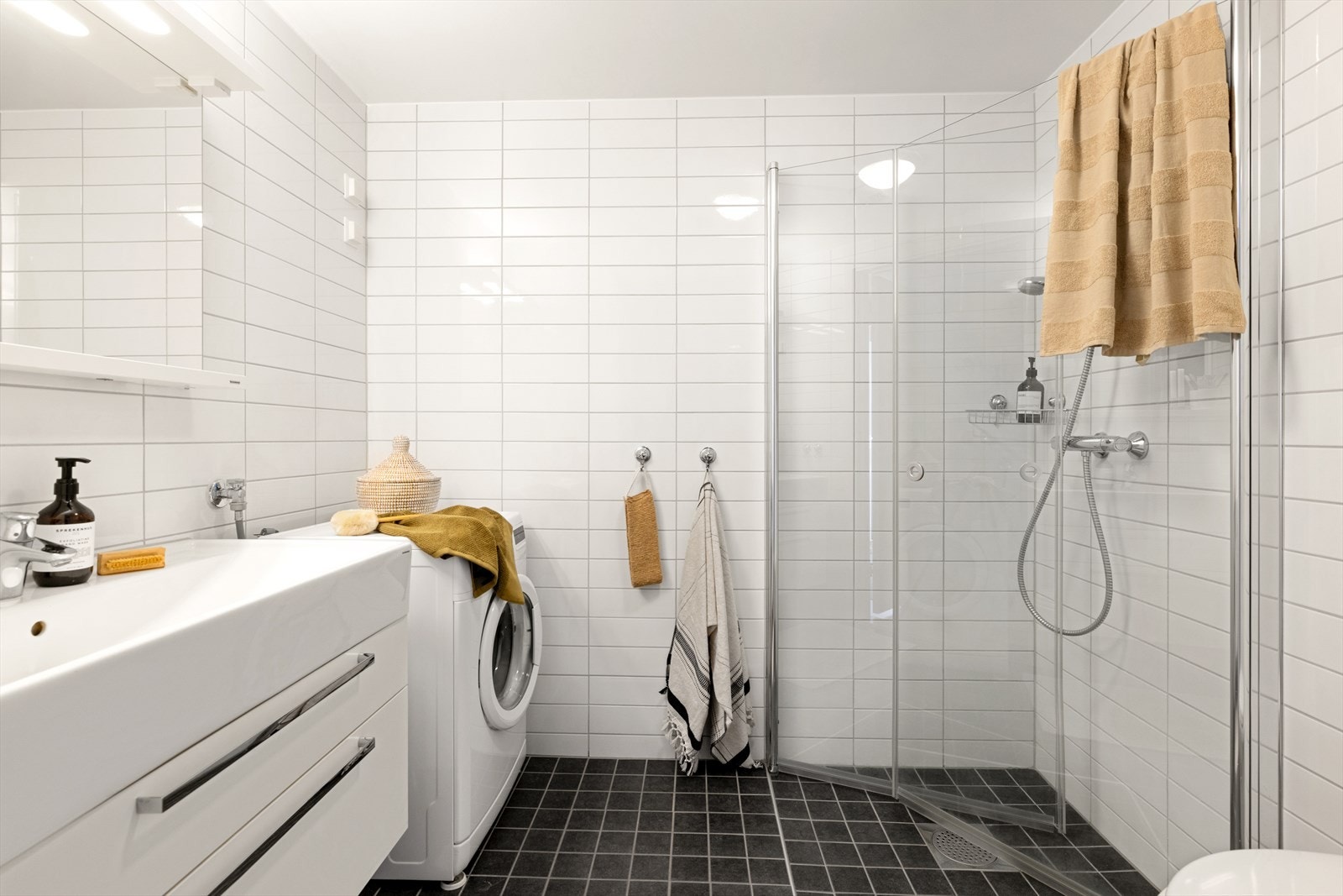 - Velholdt bad fra byggeår - Galleribilde