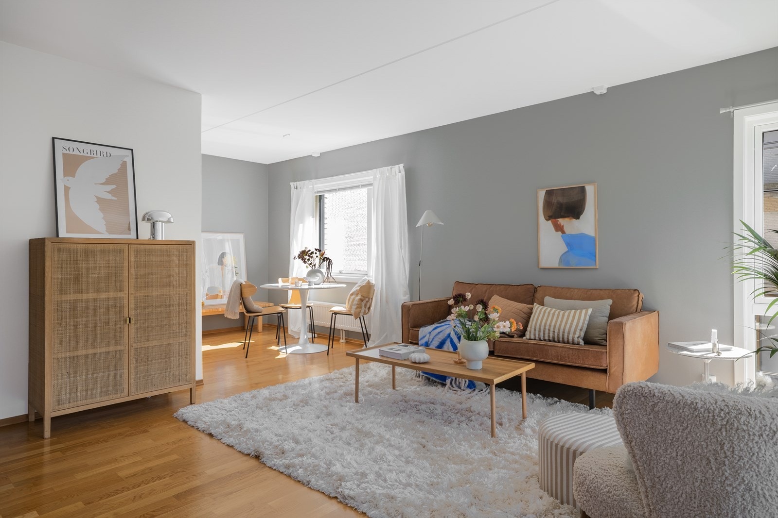 - Oppholdsrommet byr på flere innredningsmuligheter - Galleribilde