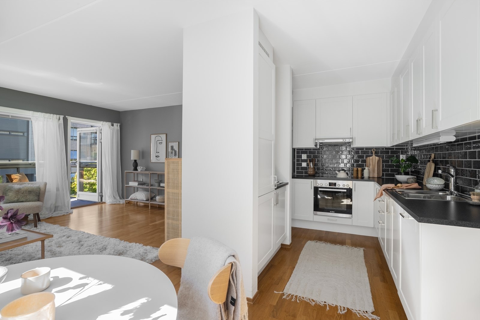 - Kjøkkenet ligger behagelig tilbaketrukket fra stuesonen - Galleribilde