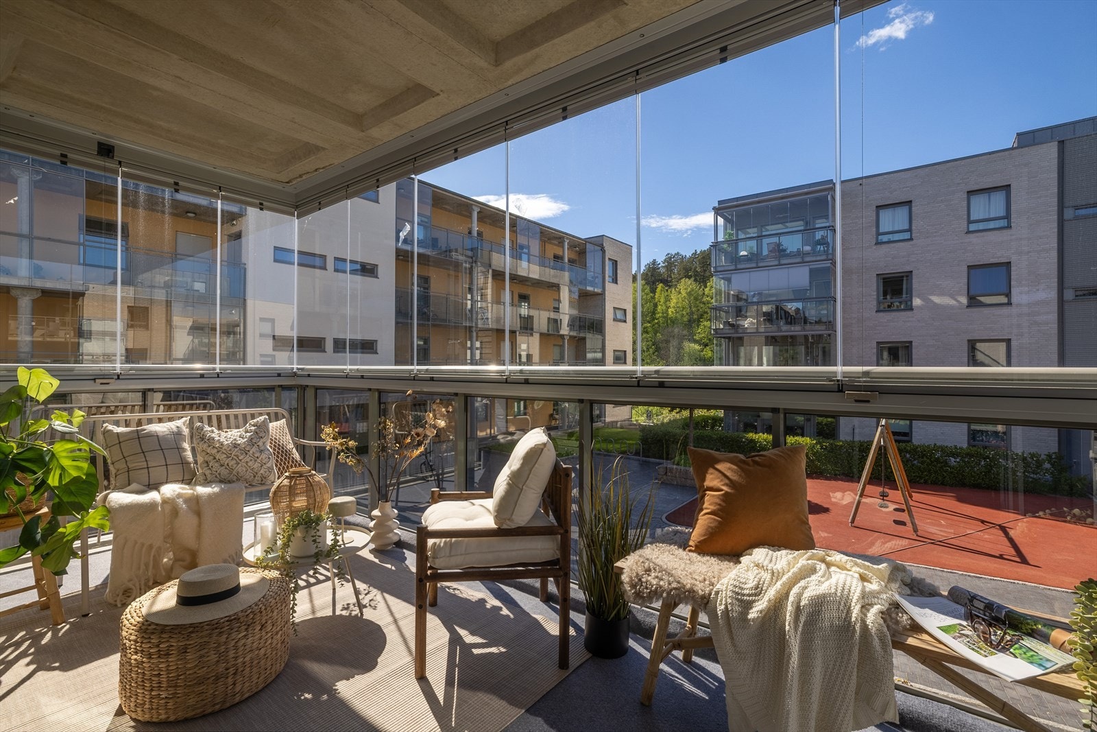 - Solrik innglasset balkong på 11 m² - Galleribilde