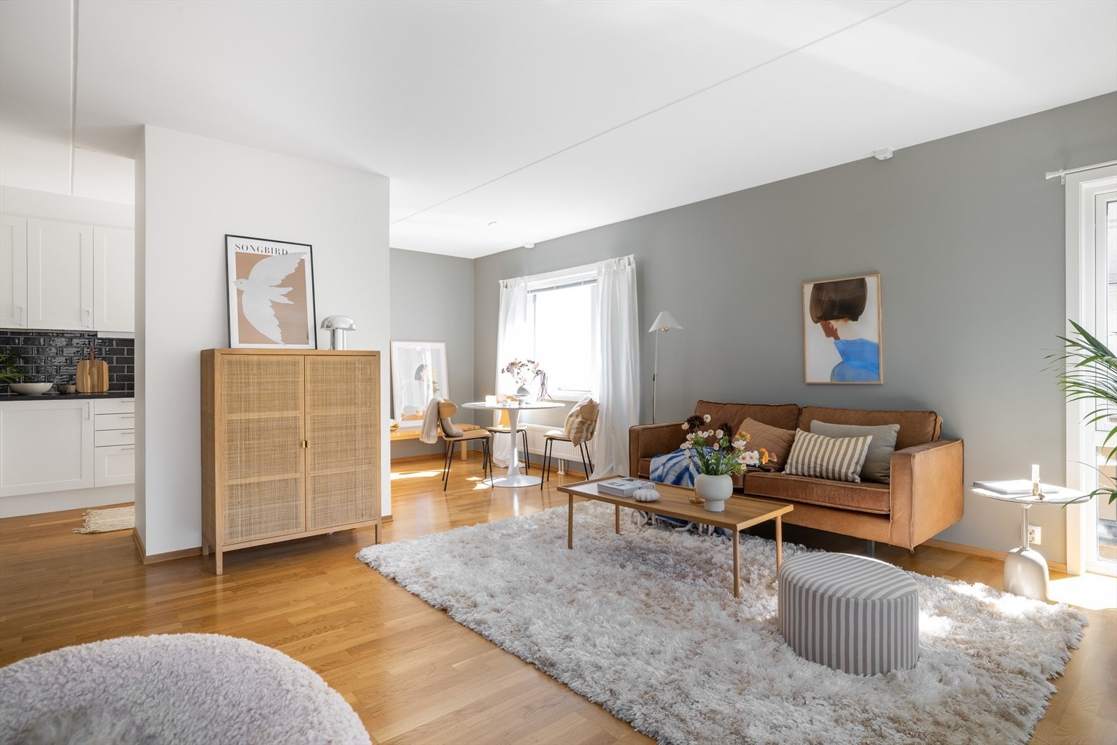 - Romslig og velholdt 3-roms hjørneleilighet med garasjeplass og en innglasset balkong på ca. 11 m² - Galleribilde