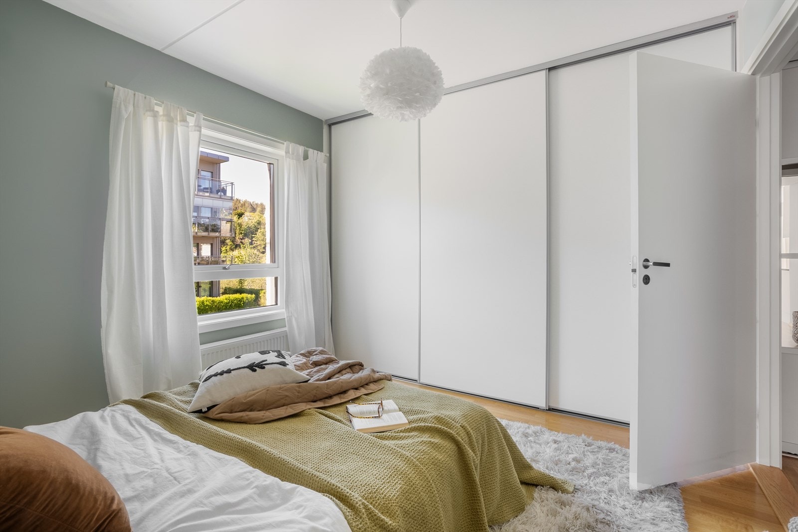 - Begge soverommene vender mot rolige omgivelser - Galleribilde