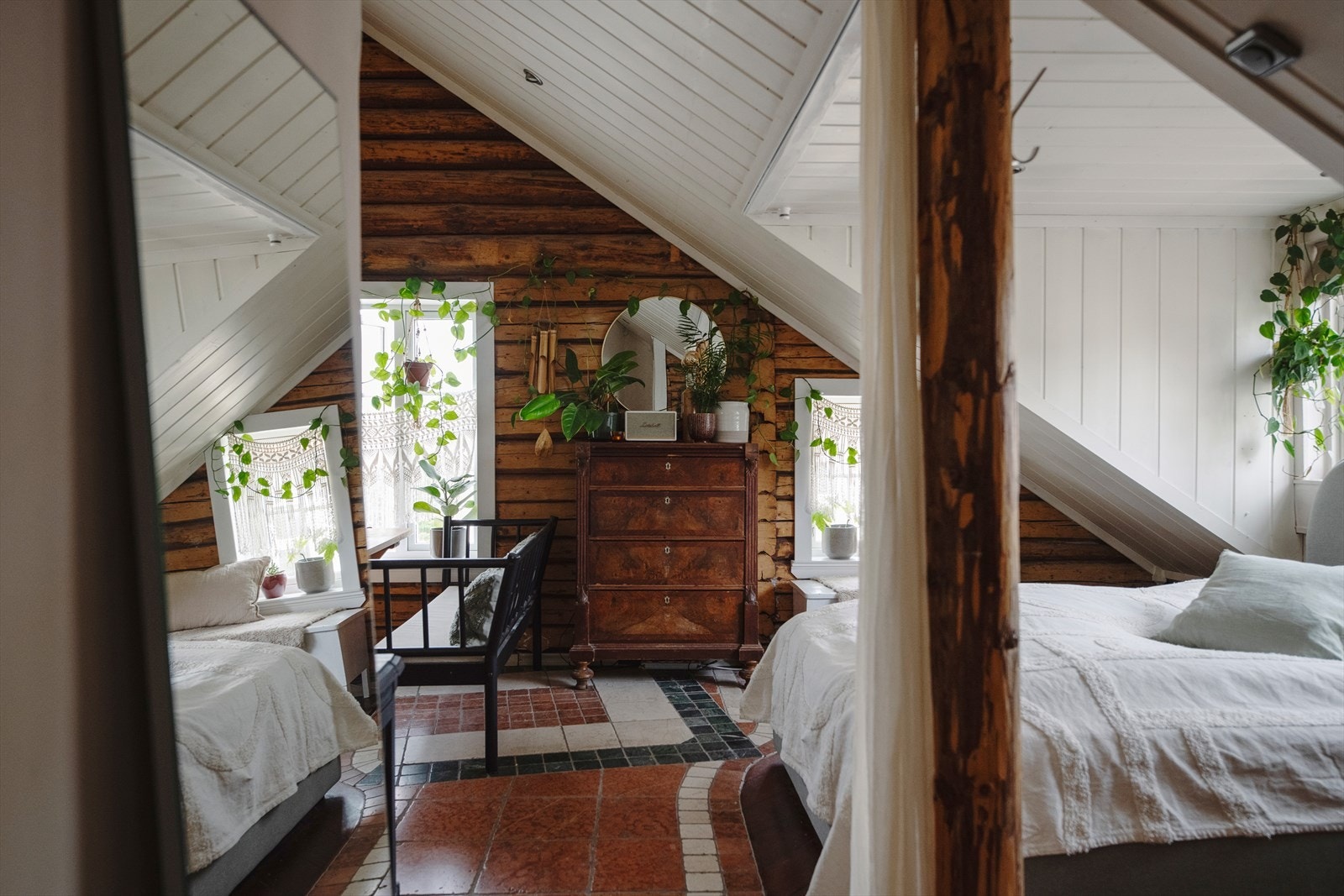 Sovealkove adskilt fra stuen med en gardin. Galleribilde