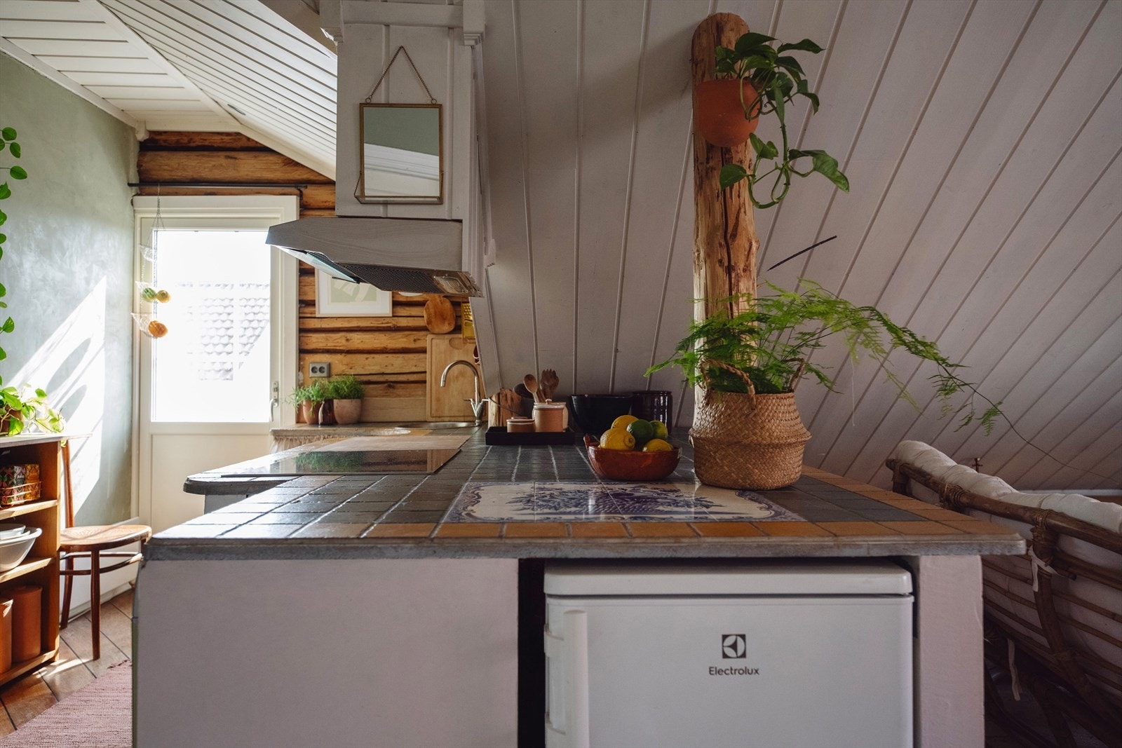 Integrert komfyr med nedfelt induksjonstopp, ventilator tilkoblet avtrekkskanal, frittstående kjøleskap med frysedel og oppvaskmaskin. Galleribilde