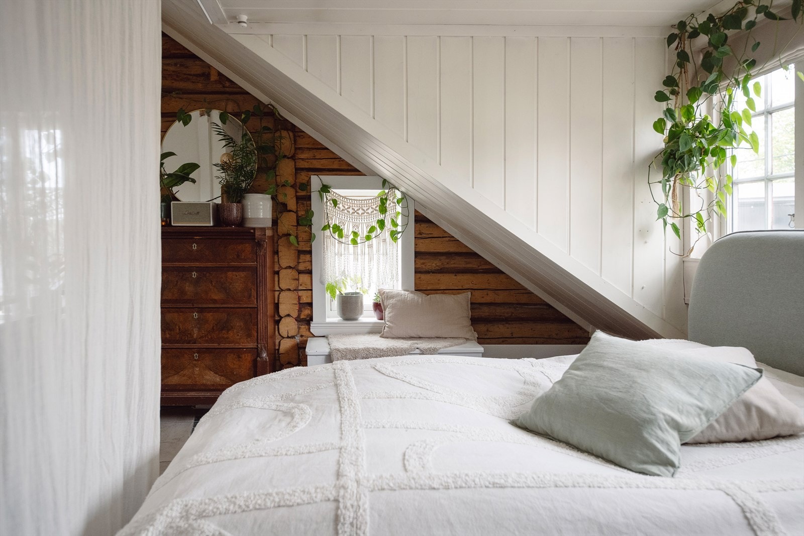 Det kan med forholdsvis enkle grep settes opp en lettvegg mellom stuen og alkoven, slik at man får et separat soverom. Galleribilde