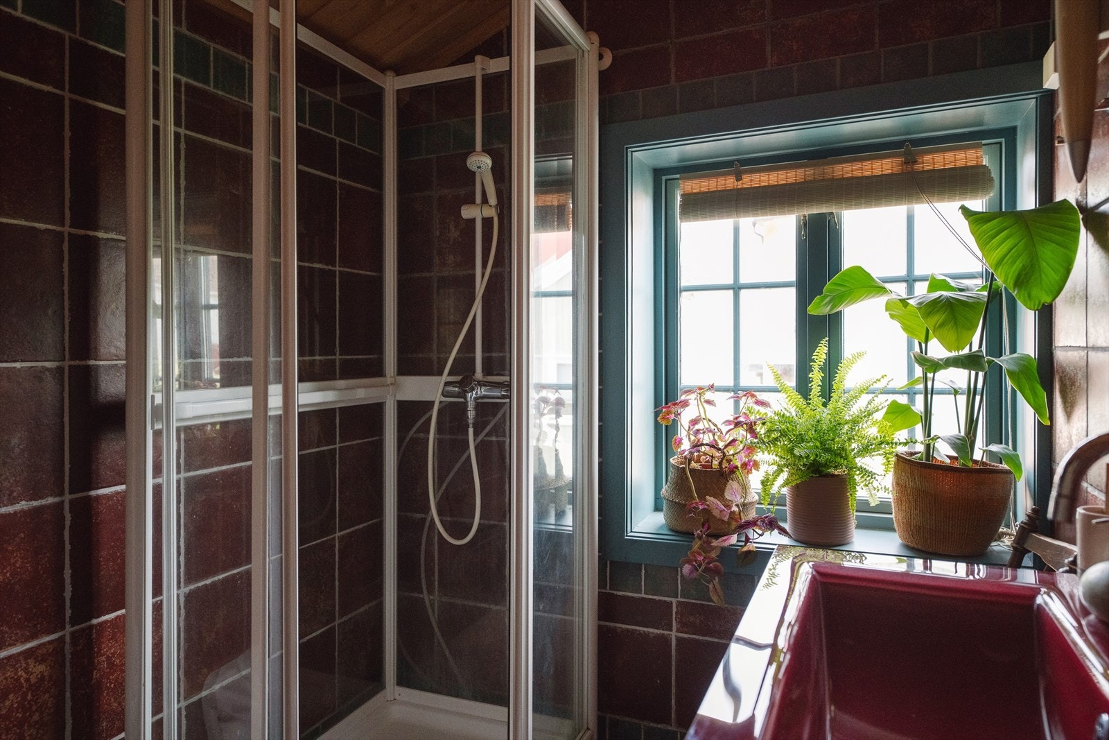 Badet er innredet med servant, veggmontert toalett og dusjkabinett. Galleribilde