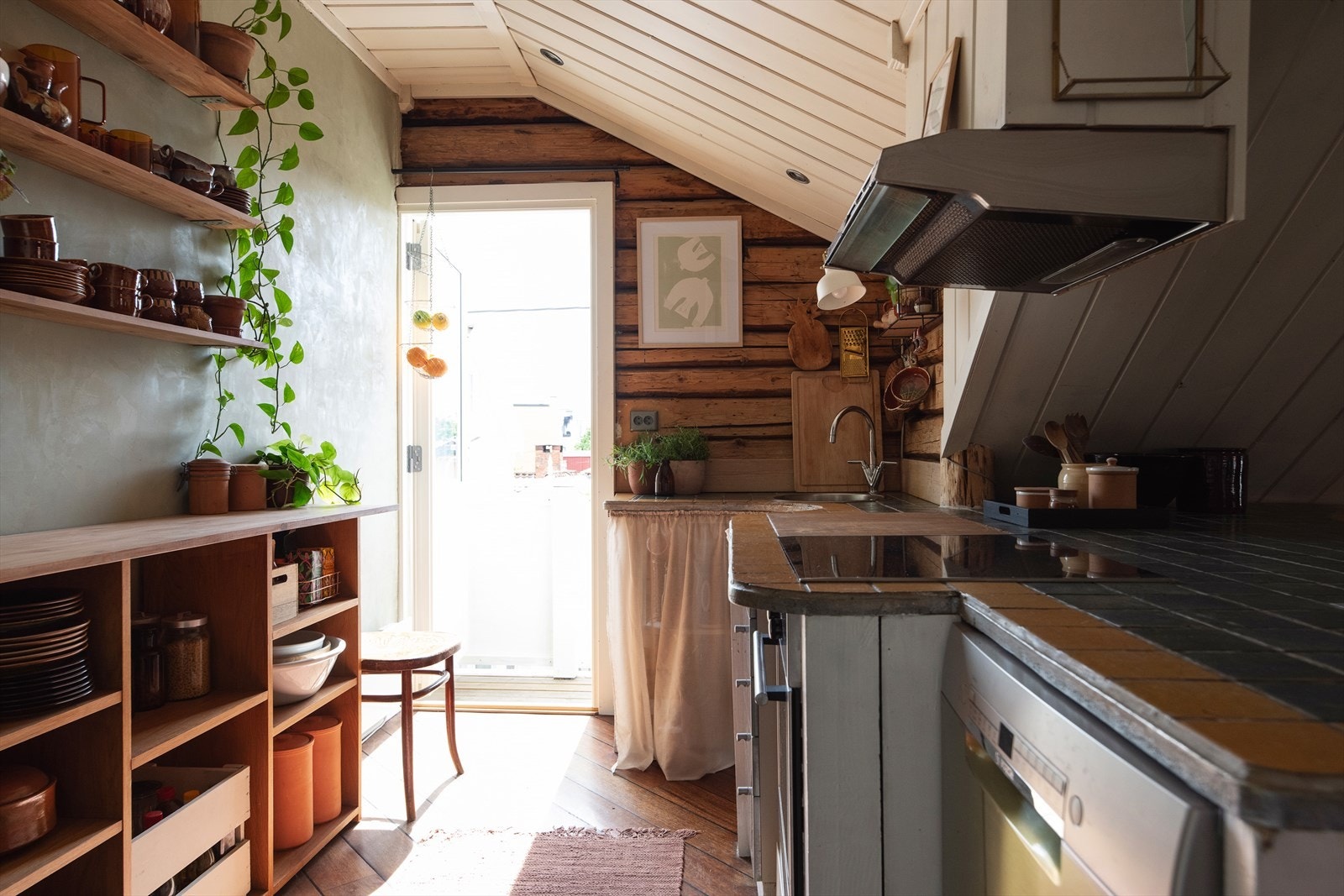 Boligen har kjøkken i åpen løsning mot stue. Galleribilde