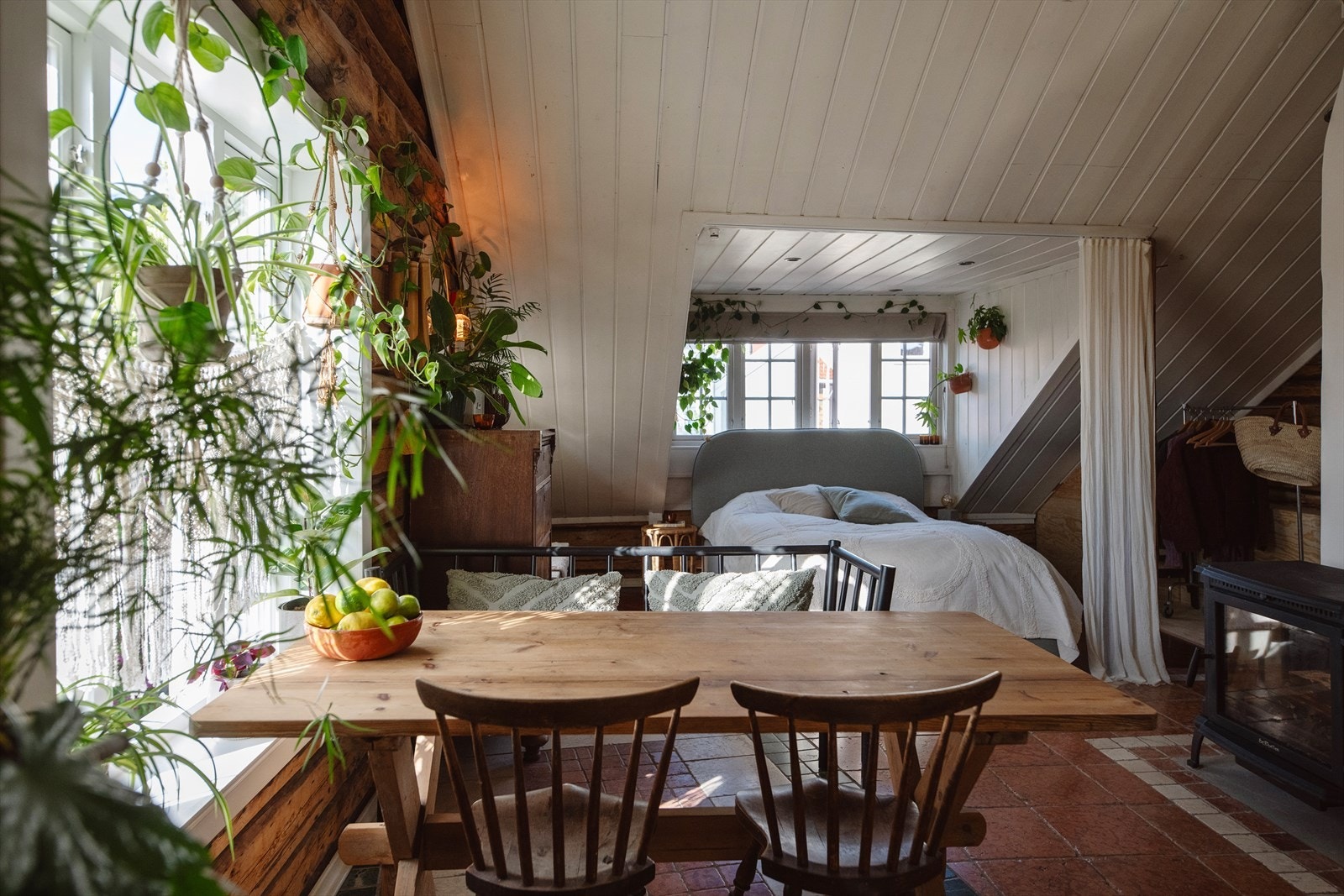 Hele leiligheten er stor og åpen med en naturlig inndeling i soner. Galleribilde