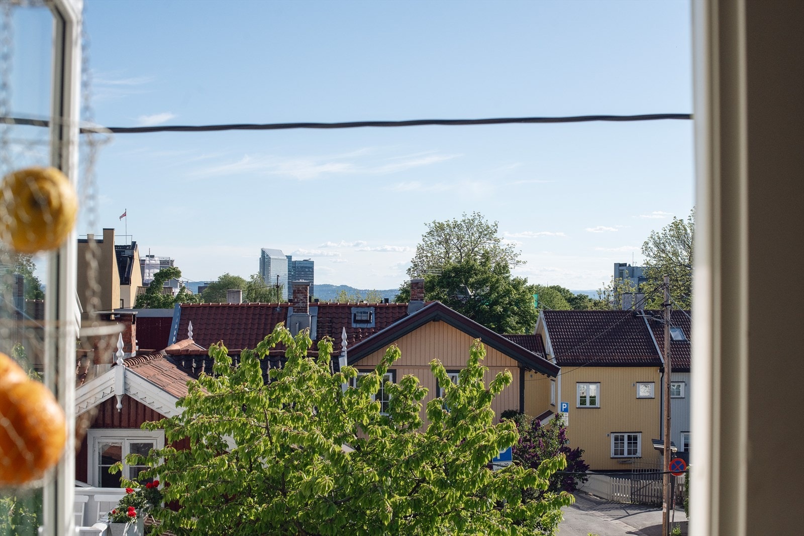 Leiligheten ligger i et karakteristisk trehus i idylliske omgivelser på Rodeløkka. Galleribilde