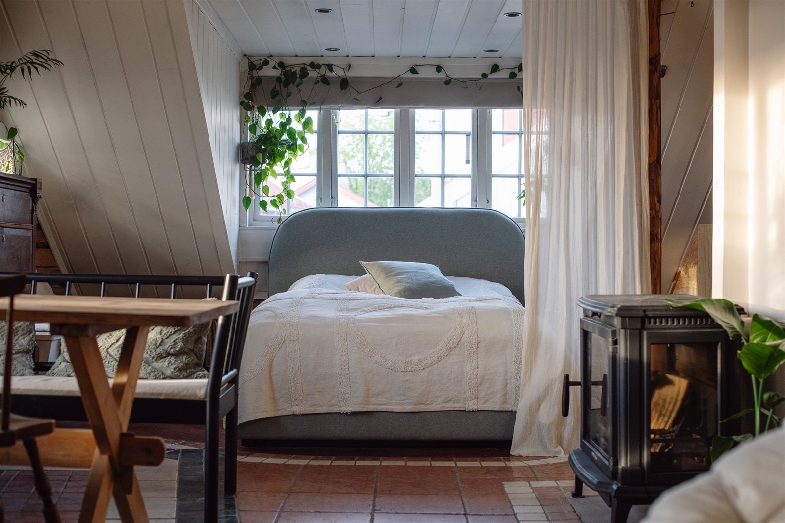 Peisovn som er synlig fra hele leiligheten og gir god varme på kalde dager. Galleribilde