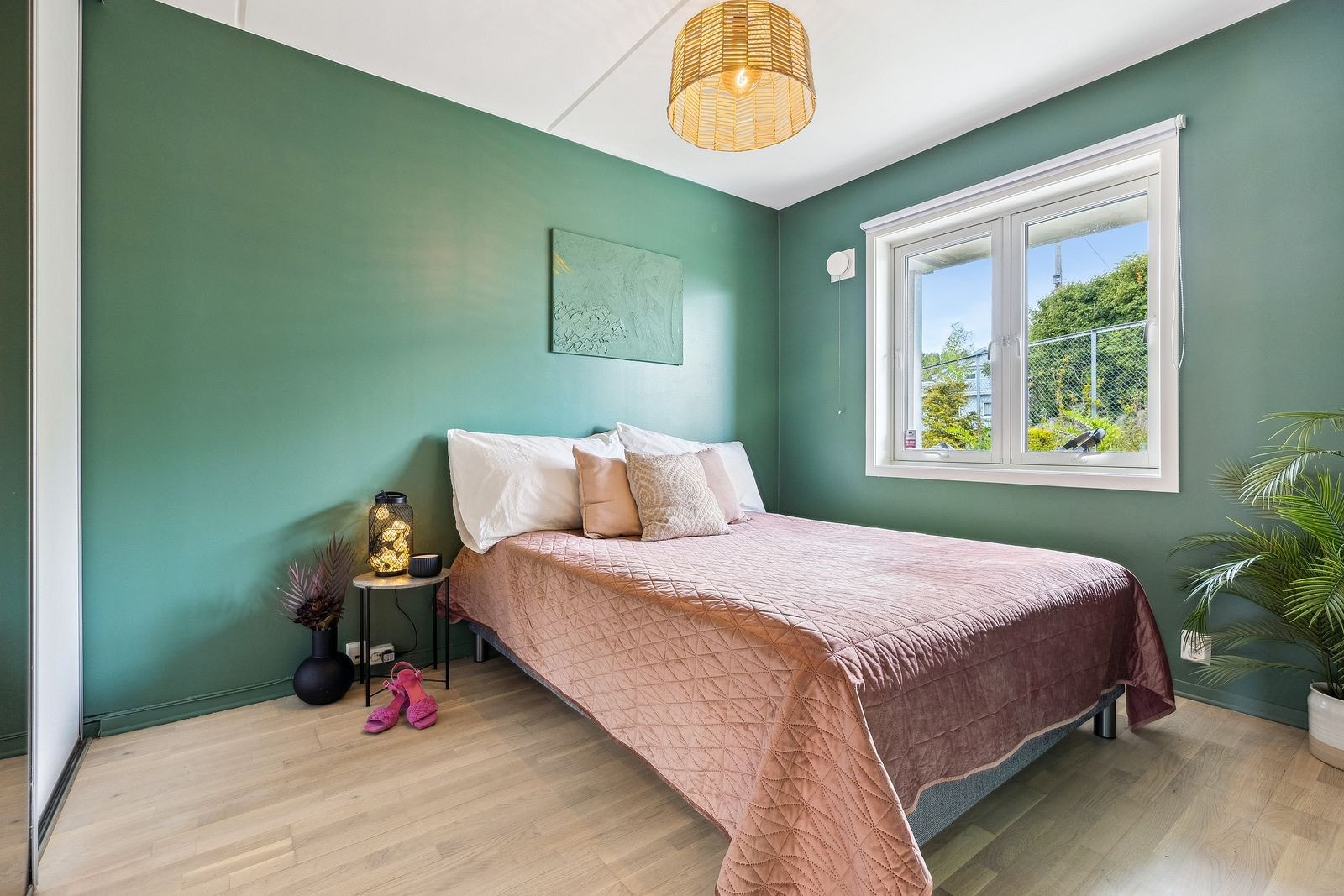 Soverom med garderobeskap Galleribilde