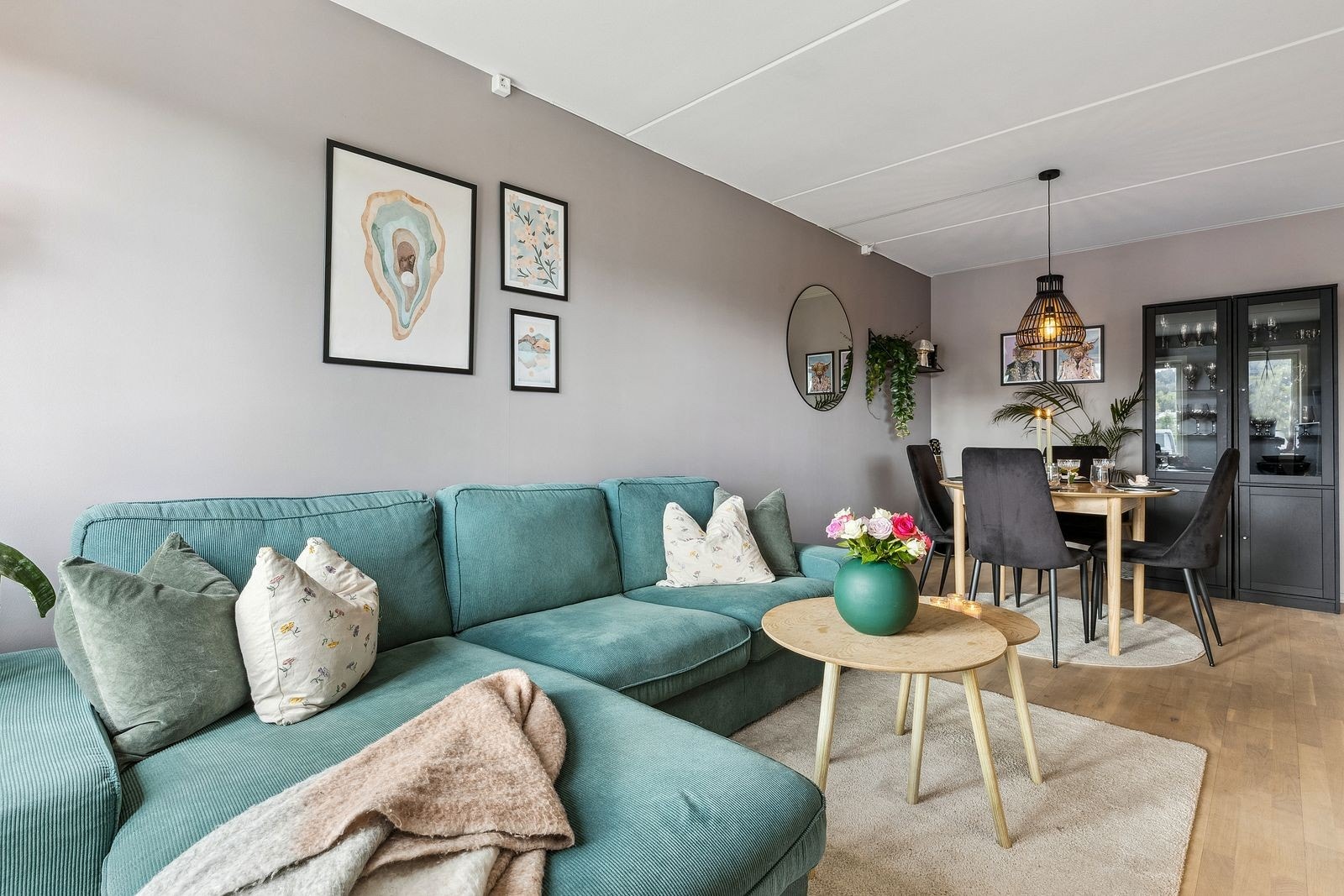 Stue med god plass til spisegruppe Galleribilde