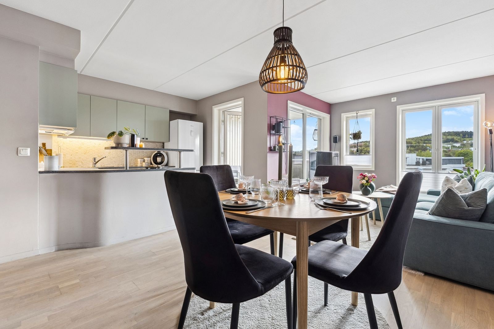 Stue med åpen kjøkkenløsning Galleribilde