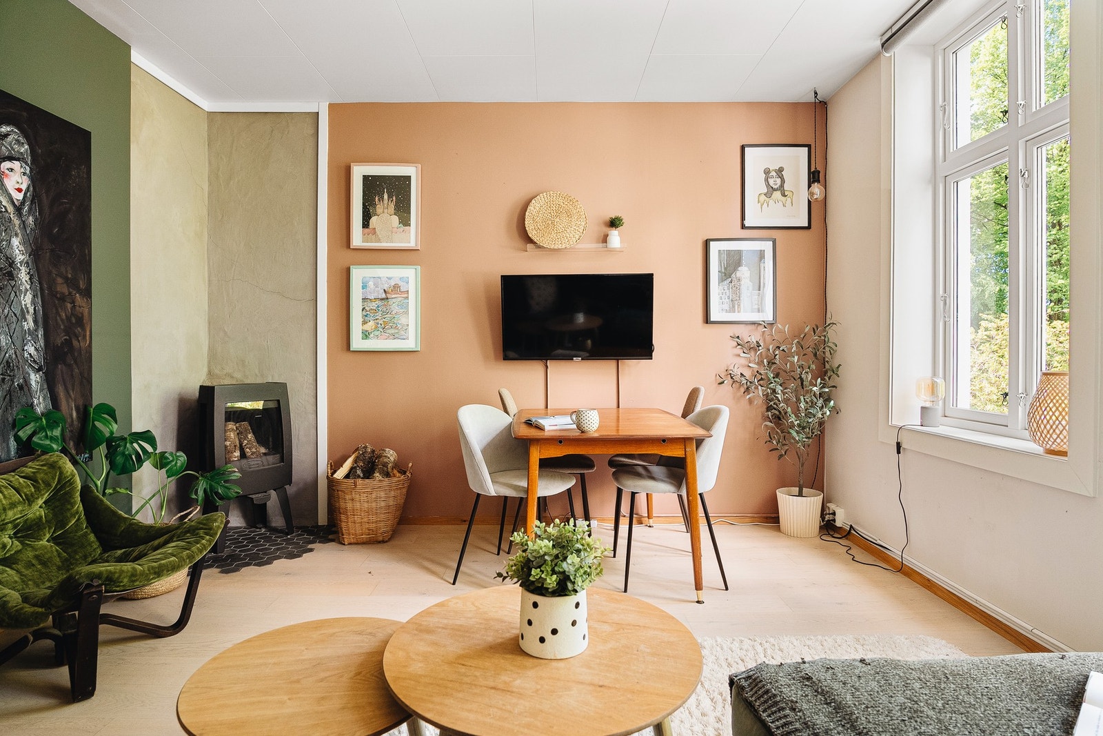 Stuen har et areal på 15,2m², og er enkel å innrede. Legg merke til peis som gir god varme på kalde dager. Galleribilde