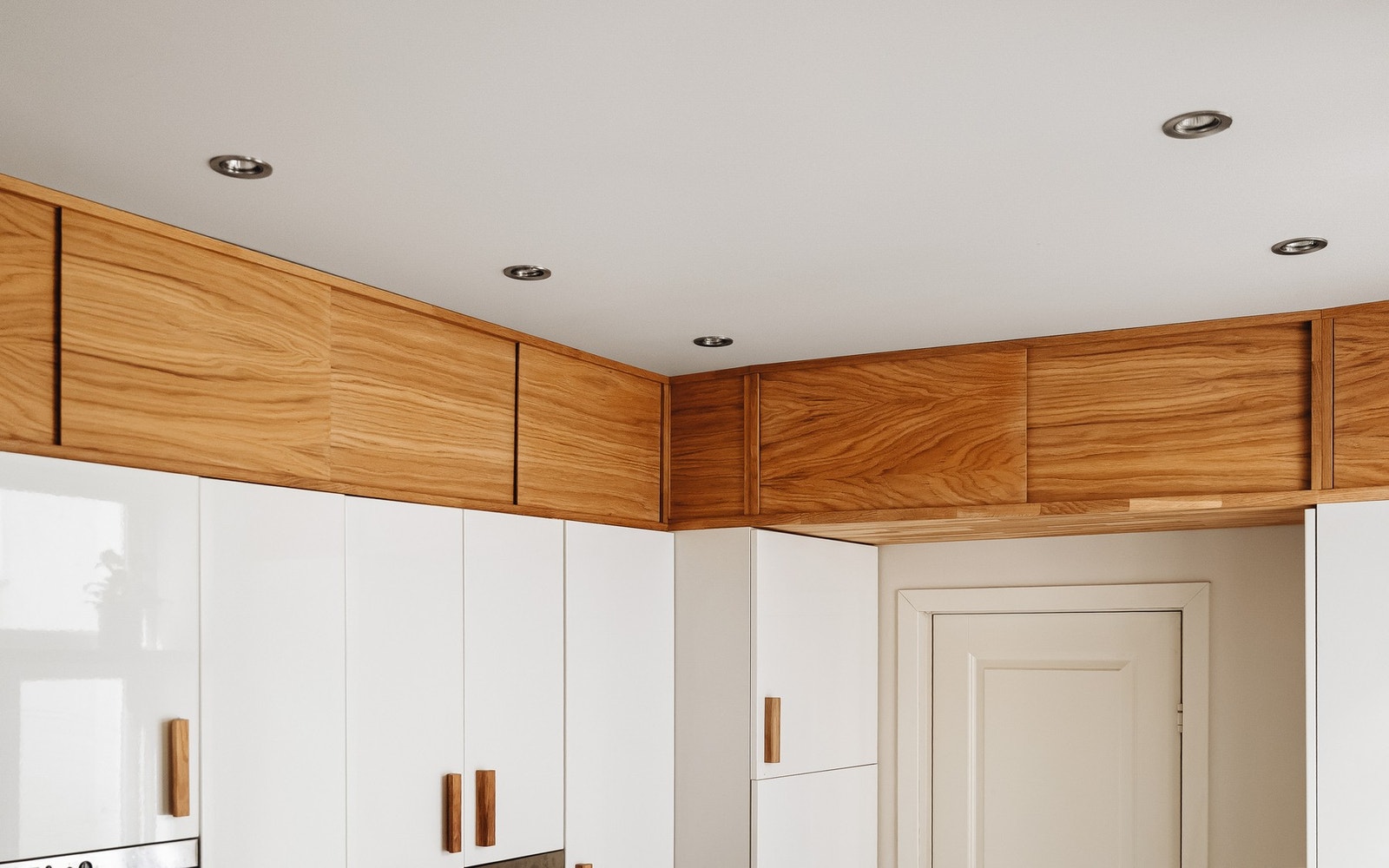 Legg merke til lekker eikeforing i tak med spotter. Galleribilde