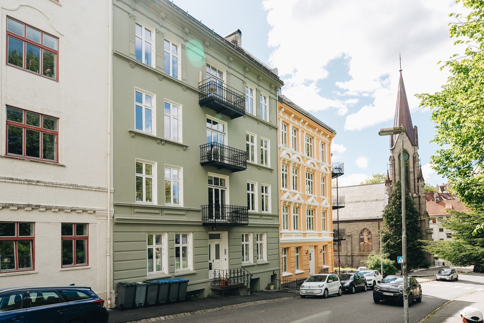 Leiligheten har en meget sentral beliggenhet med busstopp like utenfor døren. Galleribilde