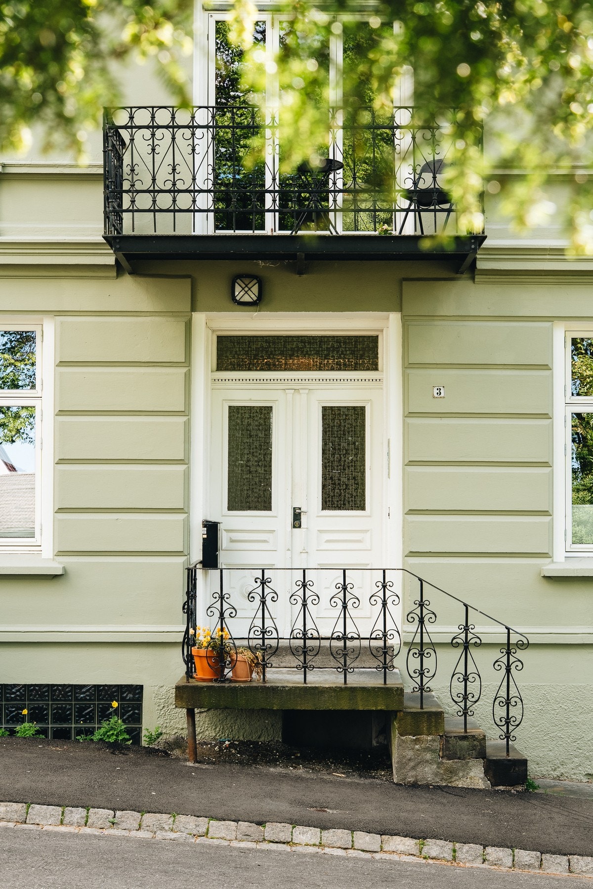 Flott og innbydende inngangsparti ønsker deg velkommen hjem. Galleribilde