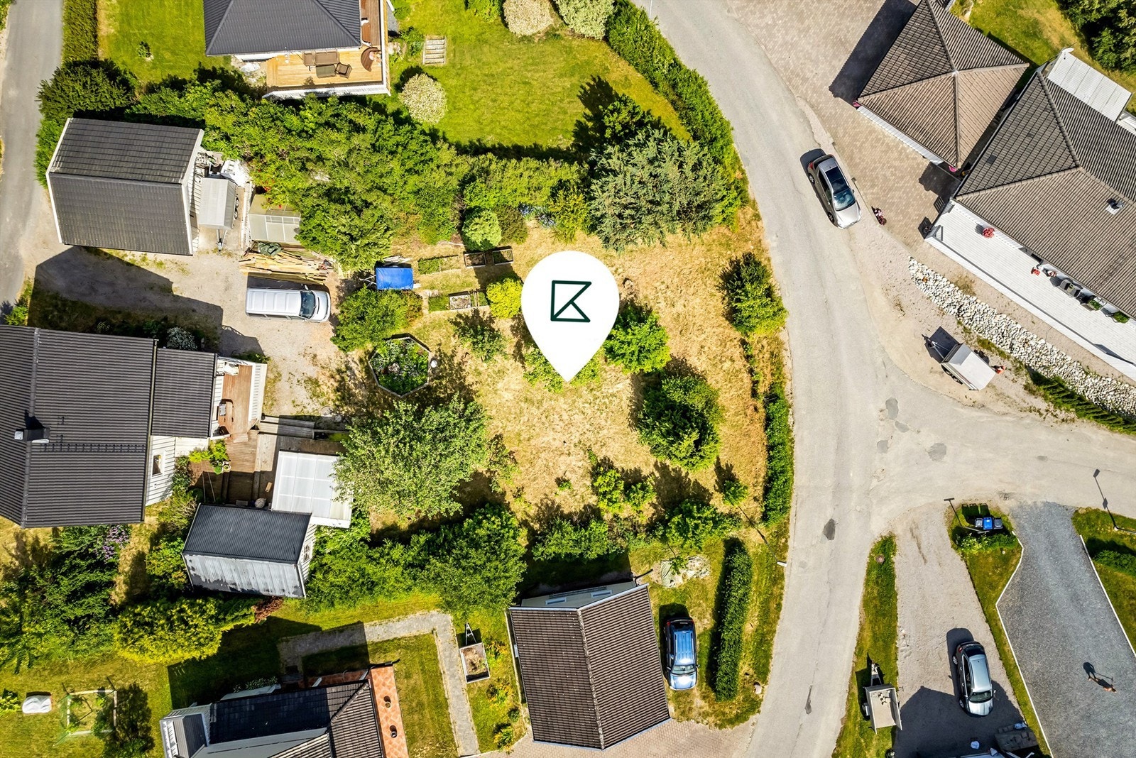 Tomten har en fin beliggenhet i etablert og populært villastrøk, stort sett bestående av frittliggende boliger Galleribilde