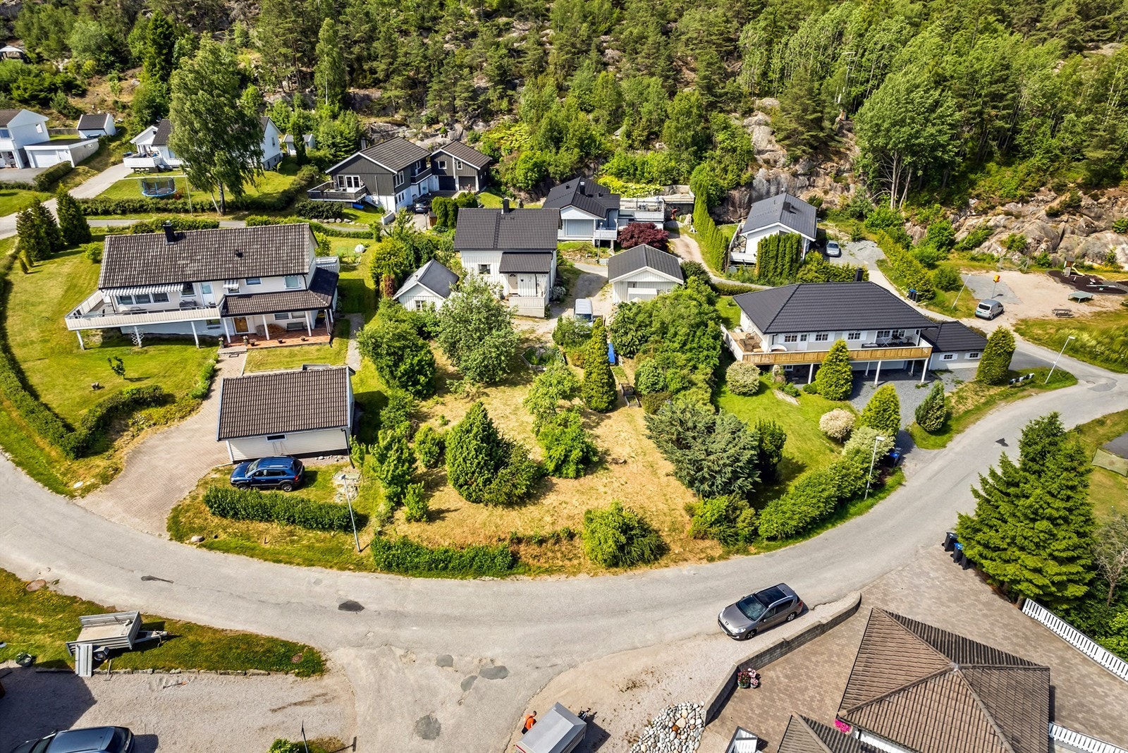 Det er kort vei til natur barnehage, Nylende barneskole, fotballbane samt badestrand og brygge. Galleribilde