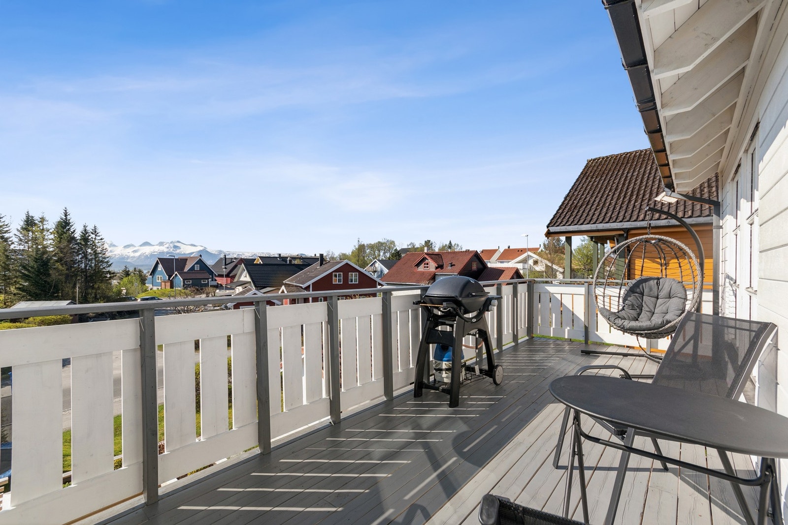 Utgang fra stuen til sørvendt veranda på ca. 18 kvm. God plass til diverse møblering. Galleribilde