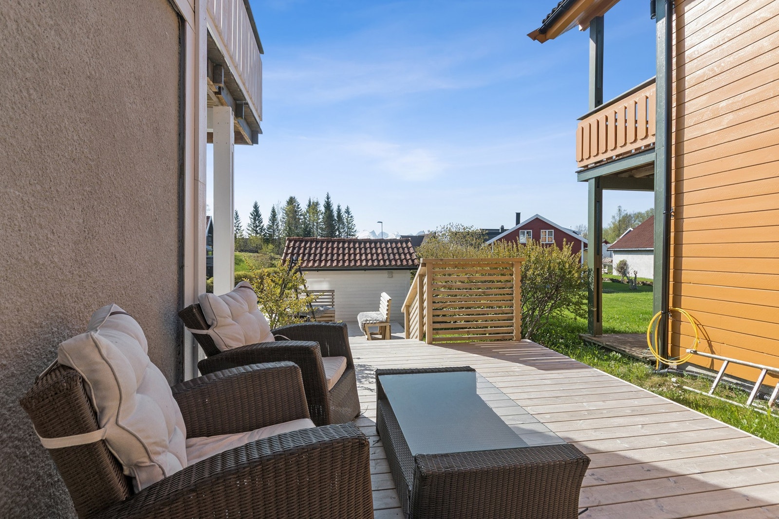 Uteområdet på forsiden av eneboligen er svært pent opparbeidet med flere forskjellige soner. Hagearealene er godt utbygd med markterrasse, pergola og diverse beplantning. Galleribilde