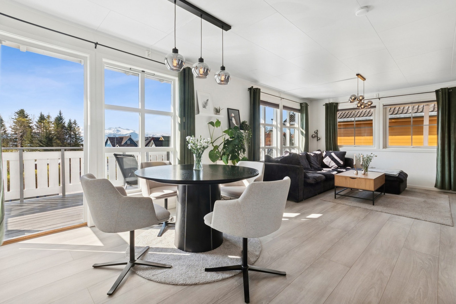 Lys og innbydende stue/spisestue med god plass til forskjellige soner. Herlig lysinnslipp fra store vindusflater mot fantastisk utsikt i sør. Galleribilde