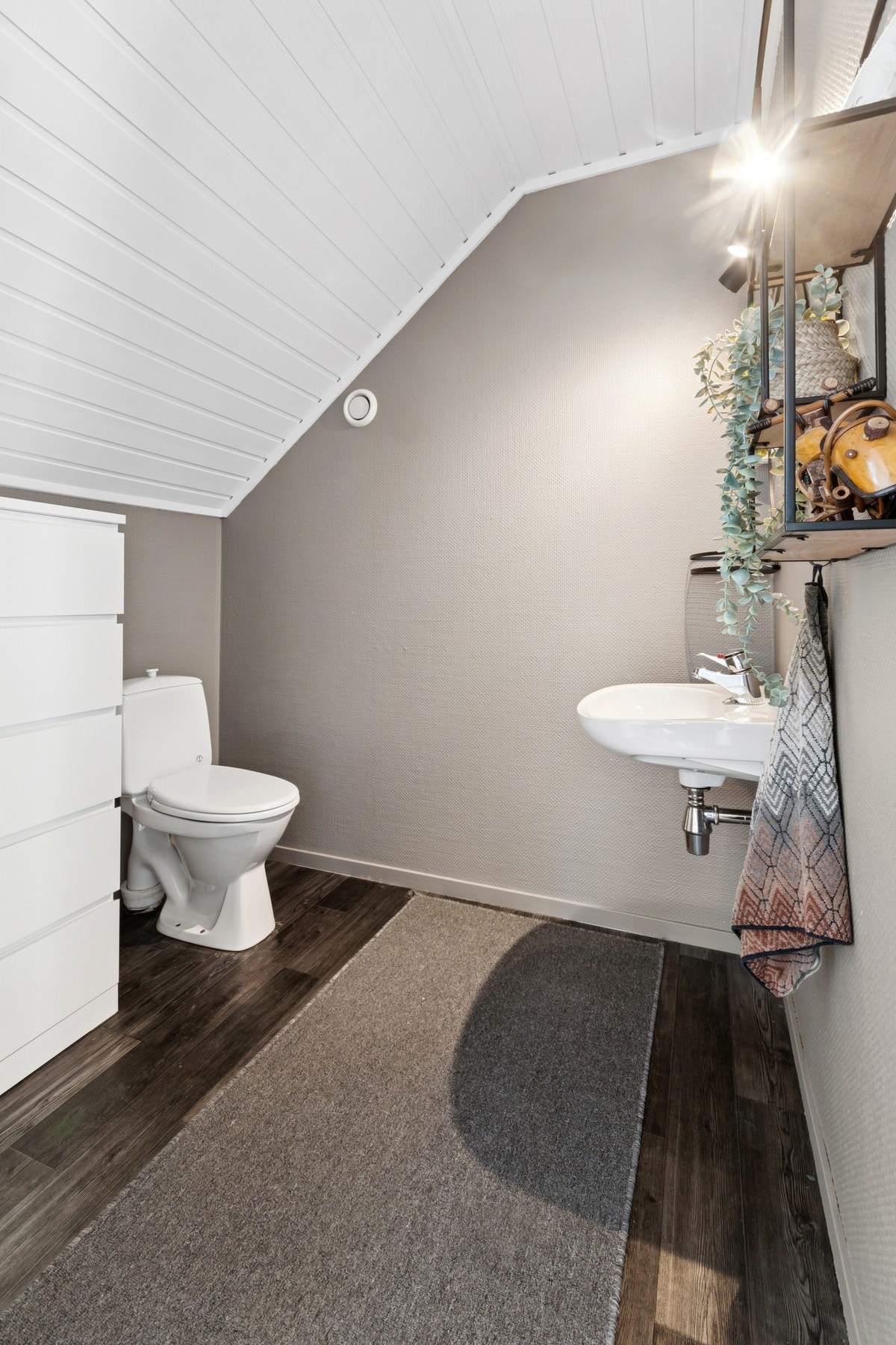 Toalettrom på loft Galleribilde