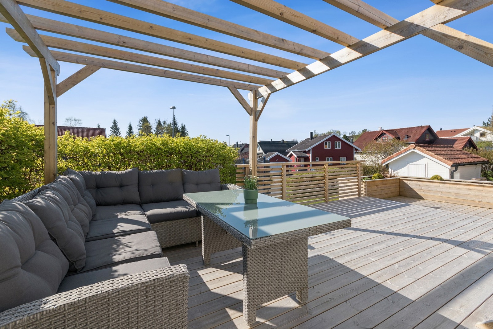 Her har du svært gode sol- og lysforhold, med god plass til sosiale lag i sommerhalvåret. Galleribilde