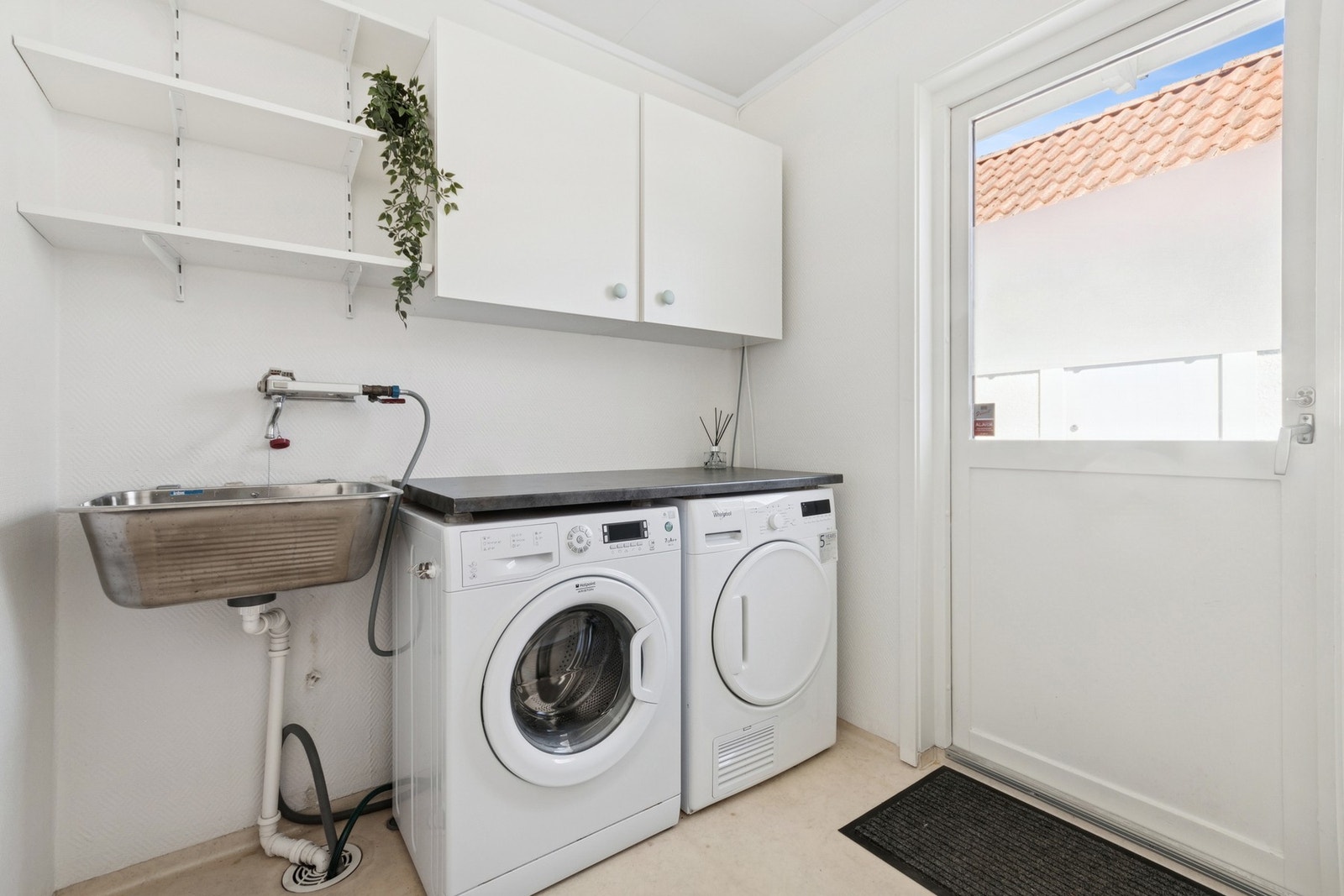 Vaskerommet ligger vegg-i-vegg med badet, og har utslagsvask, opplegg for vaskemaskin og praktisk oppbevaringsplass. Galleribilde