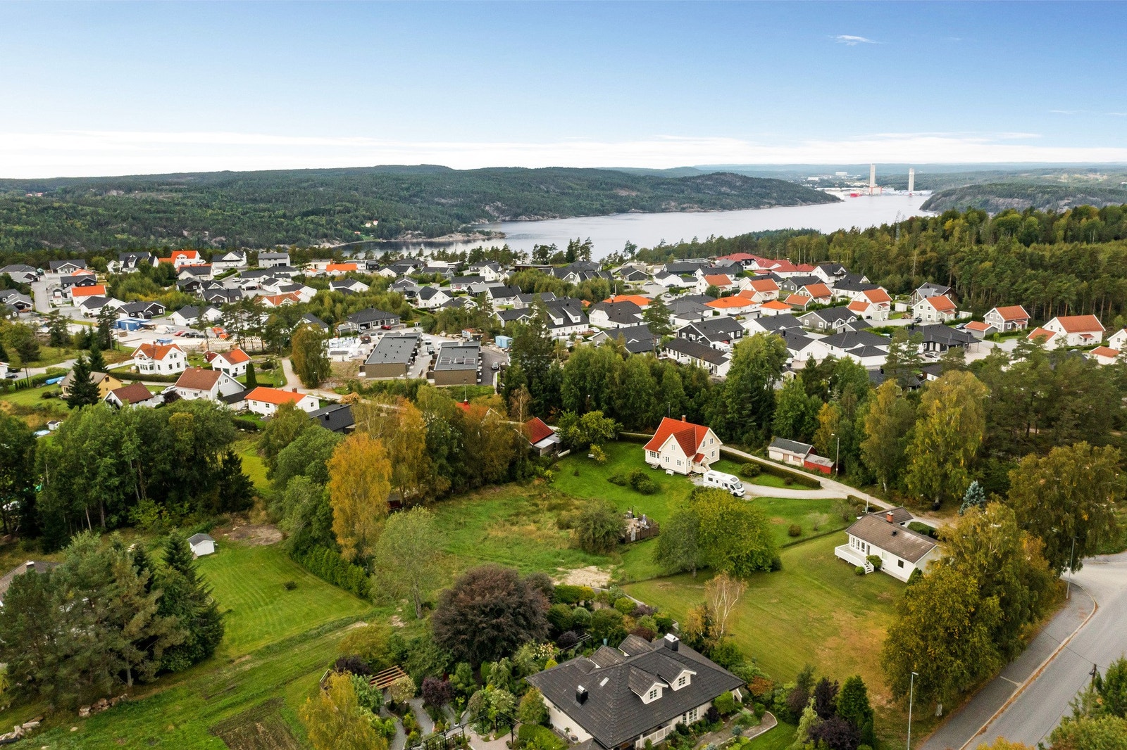 Kjøper står fritt til å bebygge tomten etter eget ønske, forutsatt godkjent byggesøknad. Galleribilde