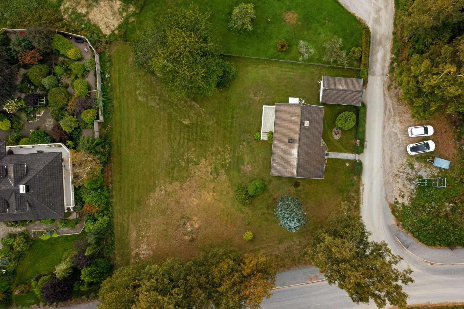 Tomten er solrik med mulighet for flermannsbolig Galleribilde