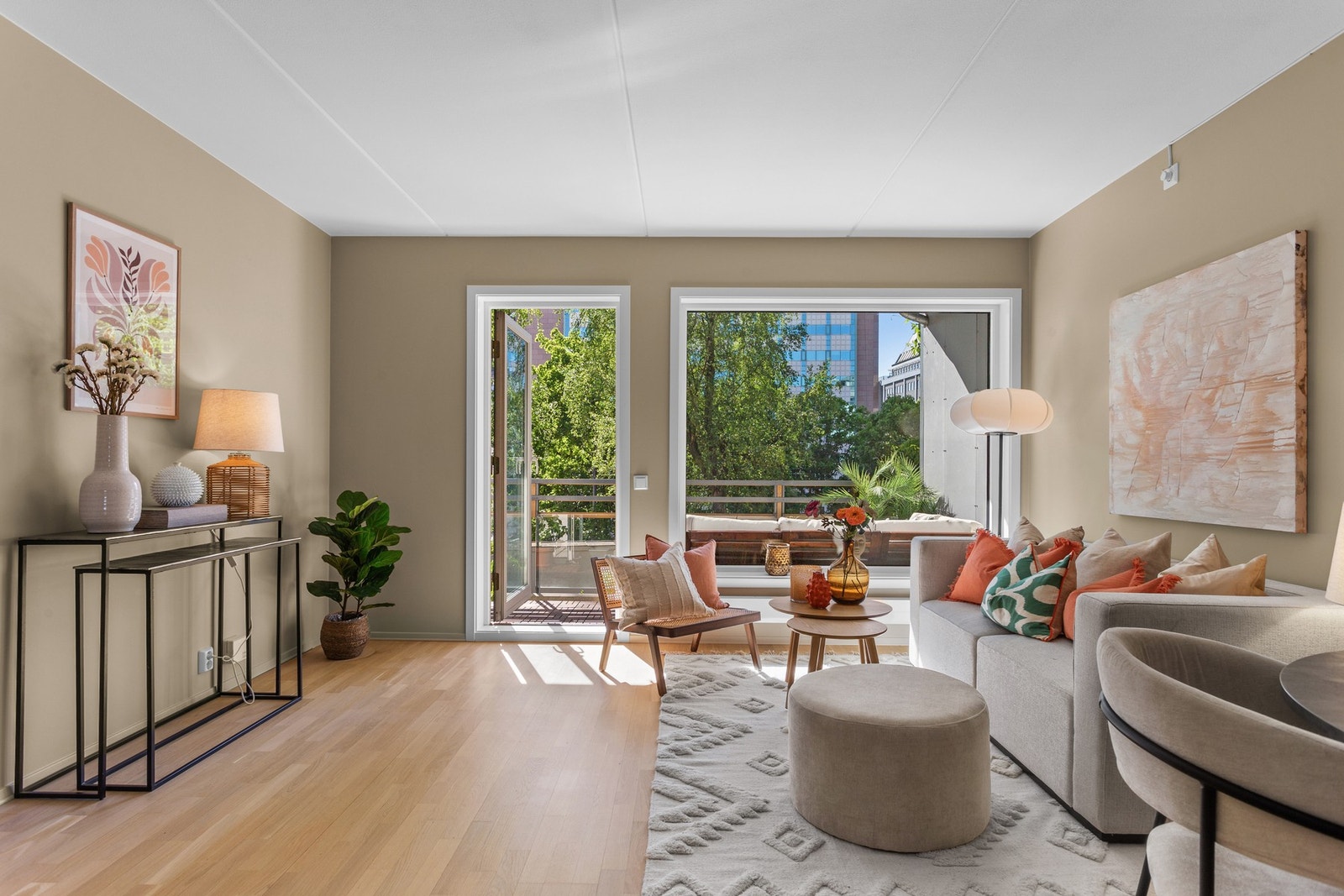 Stuen byr på store vindusflater som gir gode lysforhold året rundt Galleribilde