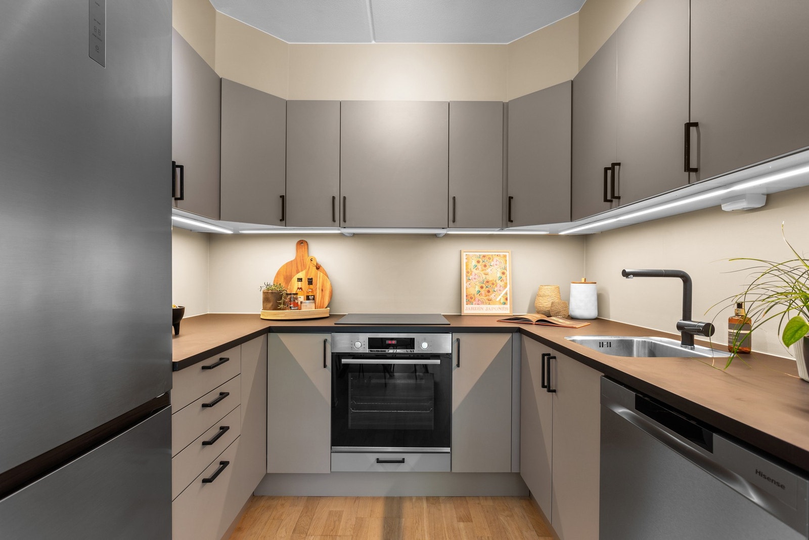 Meget pent kjøkken som ble oppgradert i 2021 med bl.a. nye overflater, ny benkeplate, nye hvitevarer m.m. Galleribilde