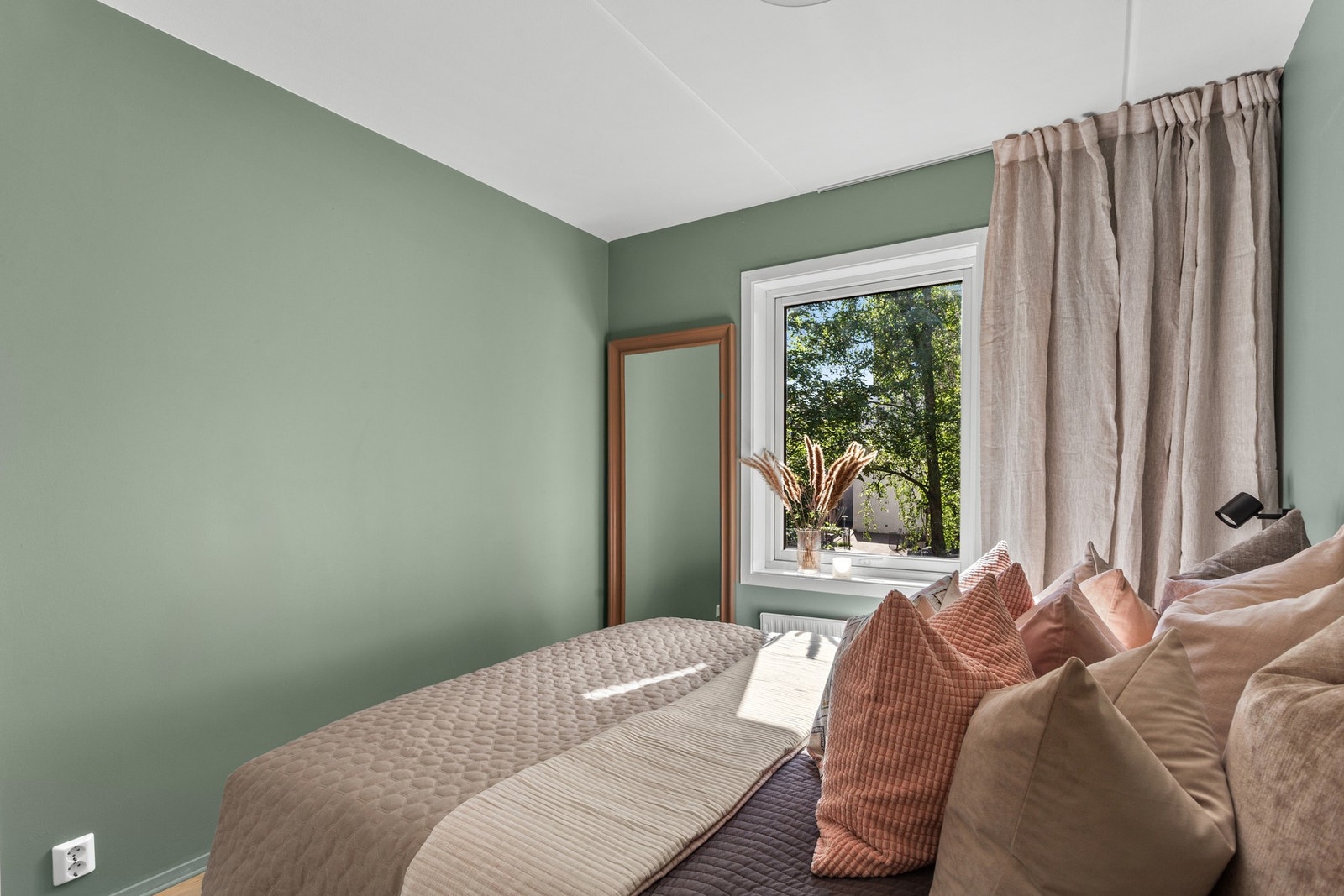 Soverommet har plass for stor dobbeltseng og veggene ble malt i 2022 Galleribilde